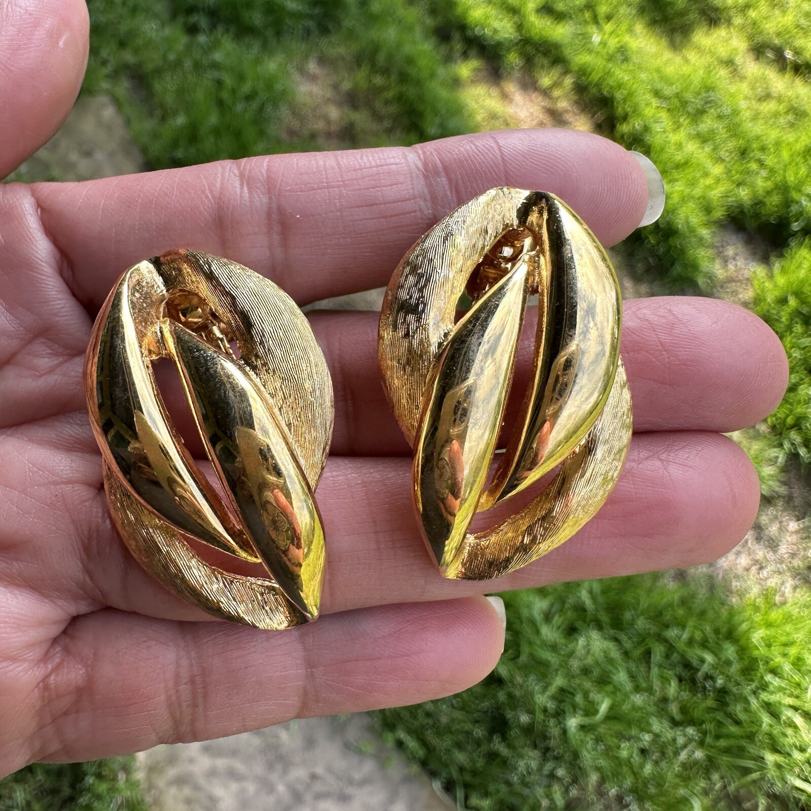 VTG Napier Earrings 1.5 Inch Swirl Ribbed Brushed Gold Plated Screw Back Retro