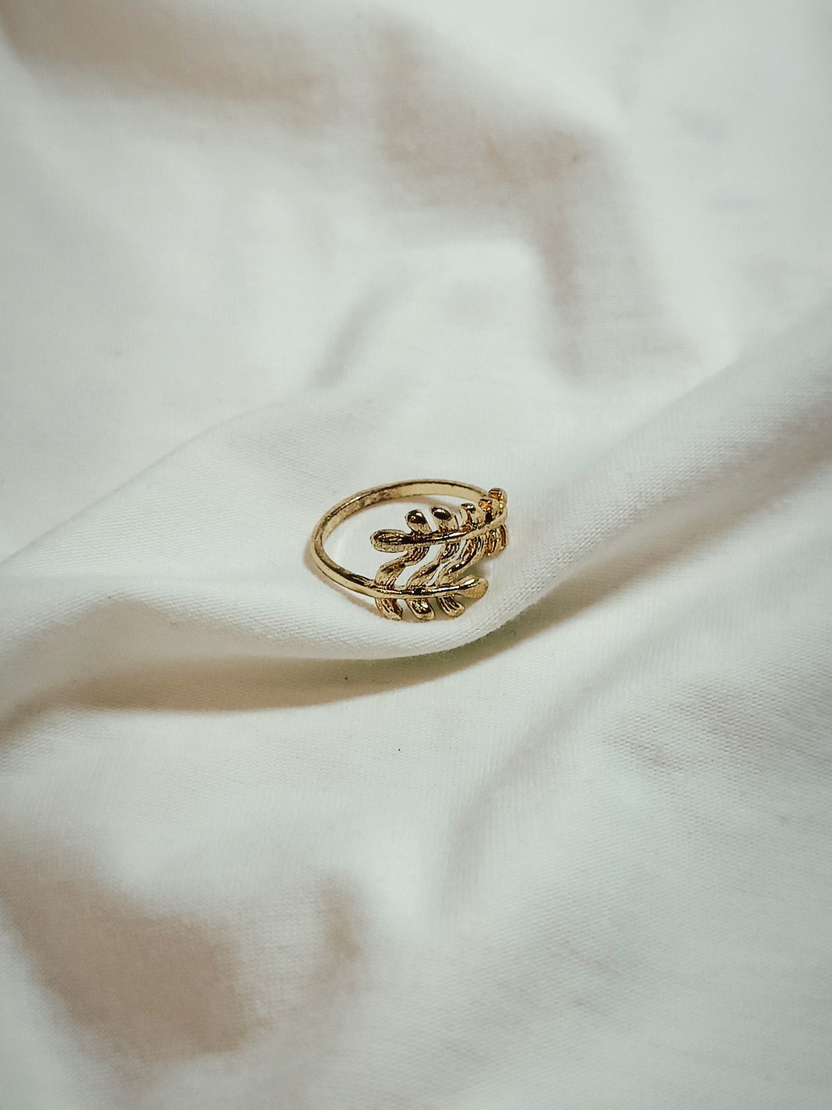 Vintage Leaf Ring – Size 9 – Gold-Tone Metal Alloy – Nature-Inspired Design