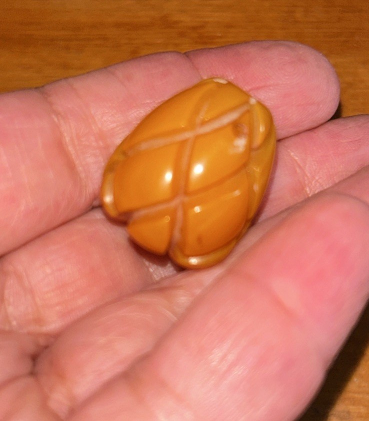 Vintage Bakelite Bead Lot Carved Pineapple Butterscotch Spinach Green 106 Grams