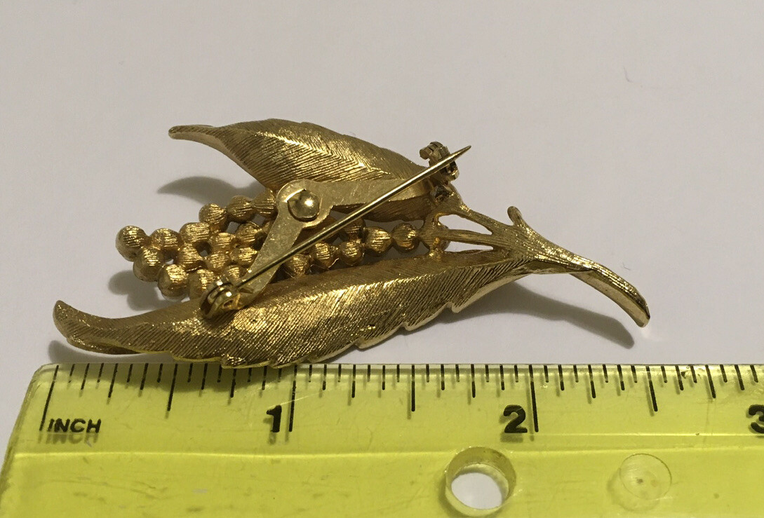 vintage Flower brooch. Gold Tone. Pearl Imitation. Ideal Condition. 2.5”x 1.5”.w