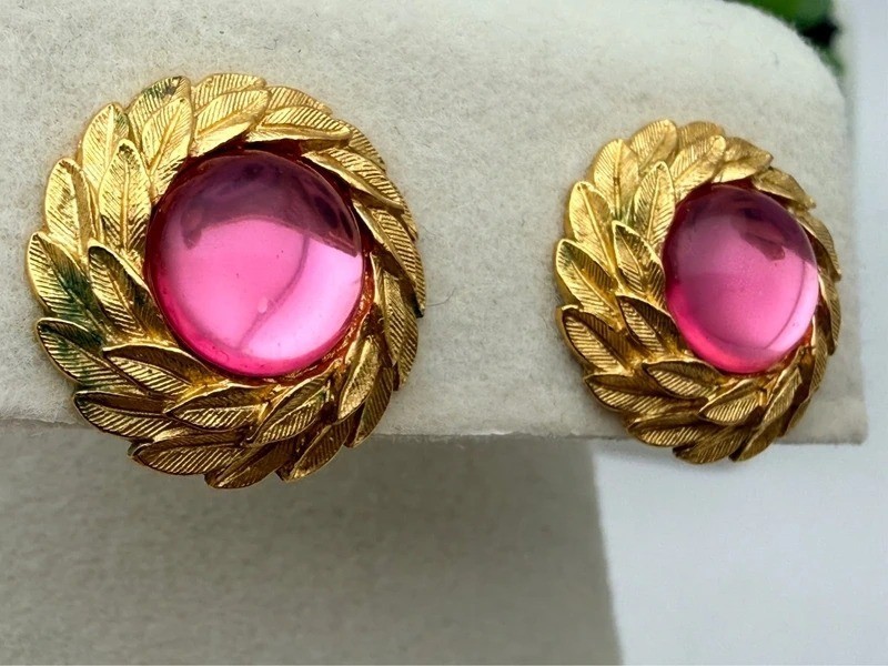 Vintage Trifari Stud Earrings Gold Tone Laurel Wreath Pink Cabochon Signed