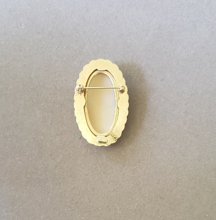 Beautiful vintage gold filled carved Cameo brooch pin