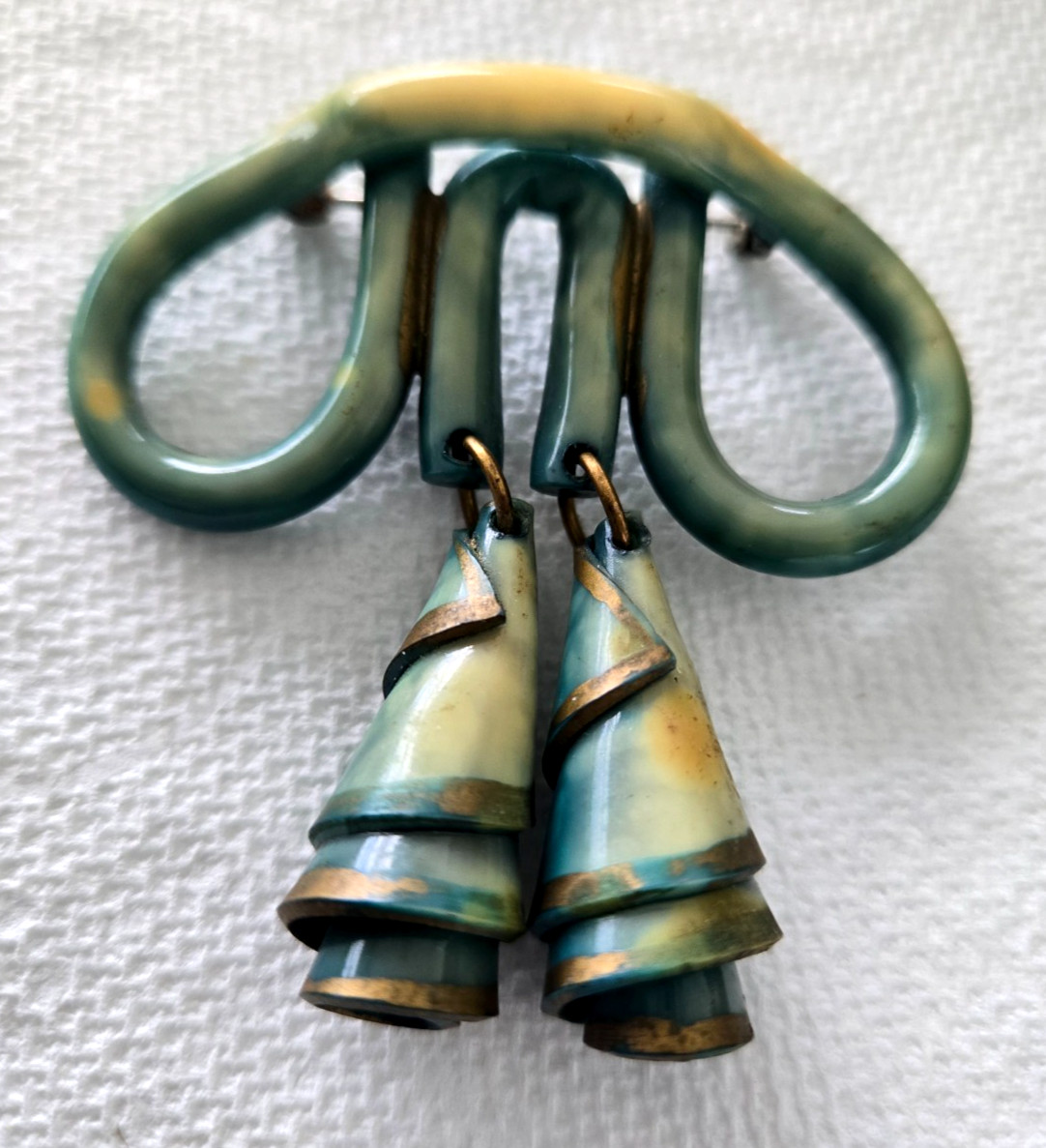 vintage,ART DECO,CELLULOID DANGLING BROOCH,SO DIFFERENT,UNKNOWN DESIGNER,AMAZING
