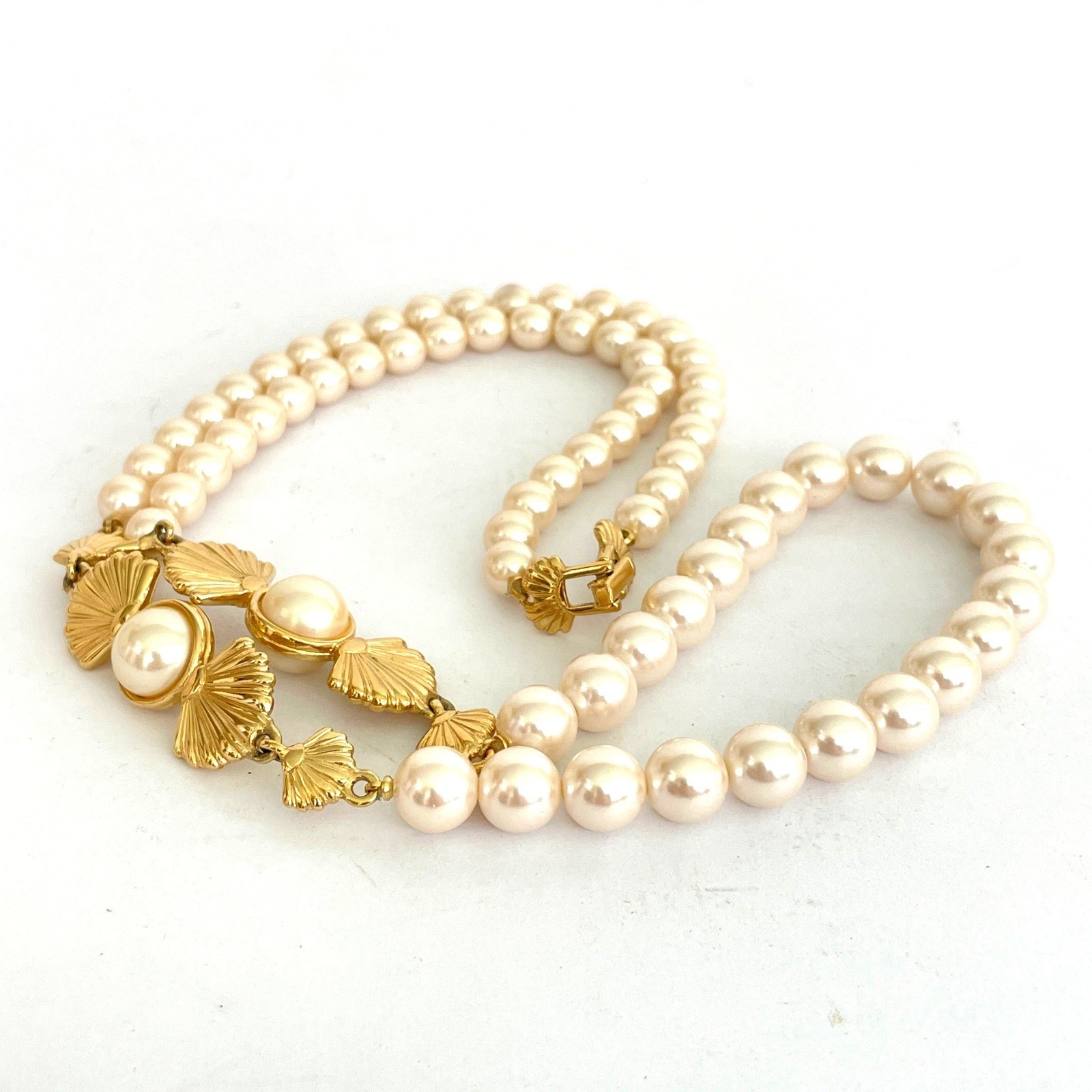 Richelieu Vintage Faux Pearl Necklace Gold Tone Shell Accents 28 Inch Strand