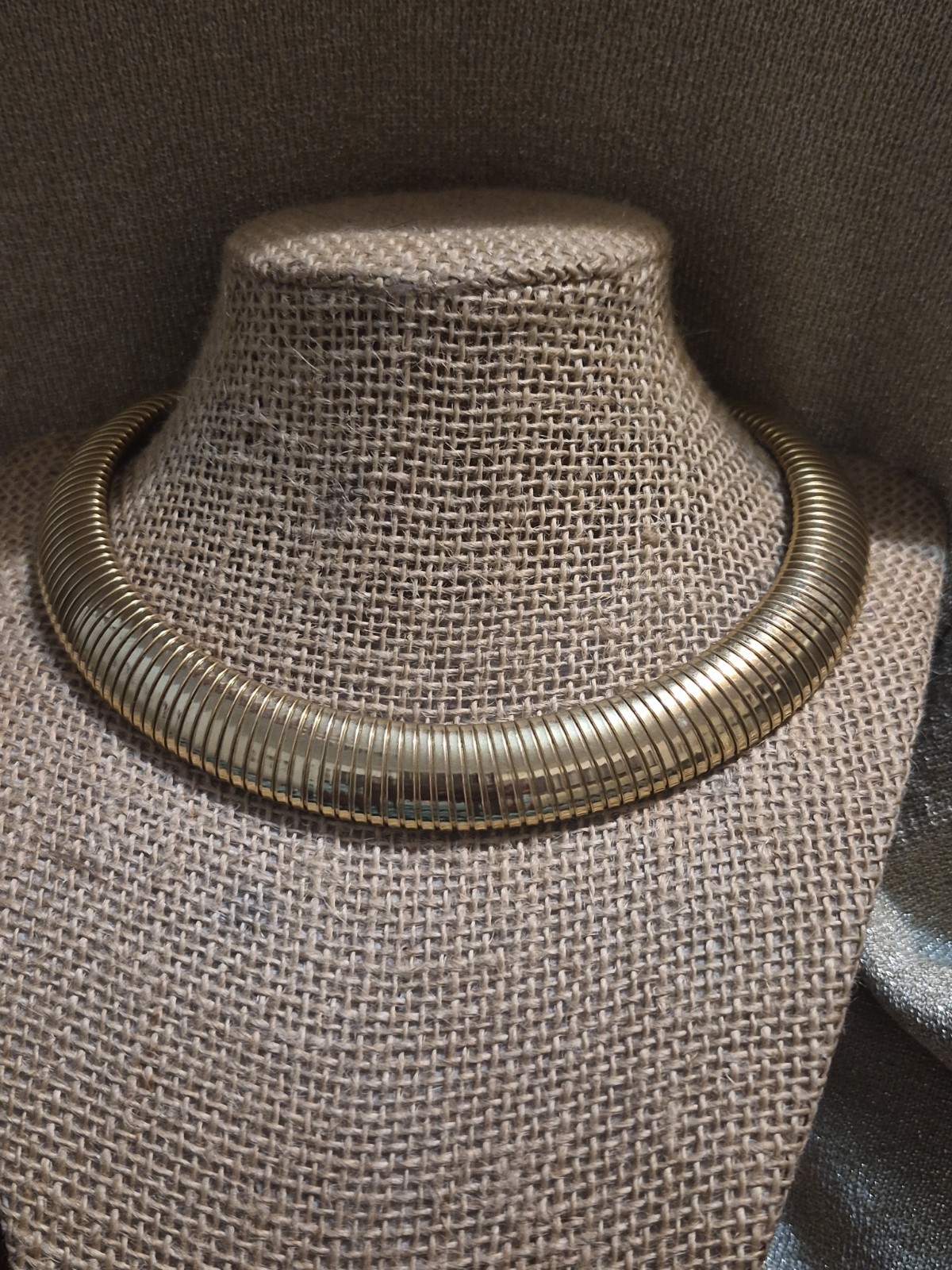VINTAGE UNSIGNED GOLD-TONE OMEGA TUBOGAS CHOKER STATEMENT NECKLACE