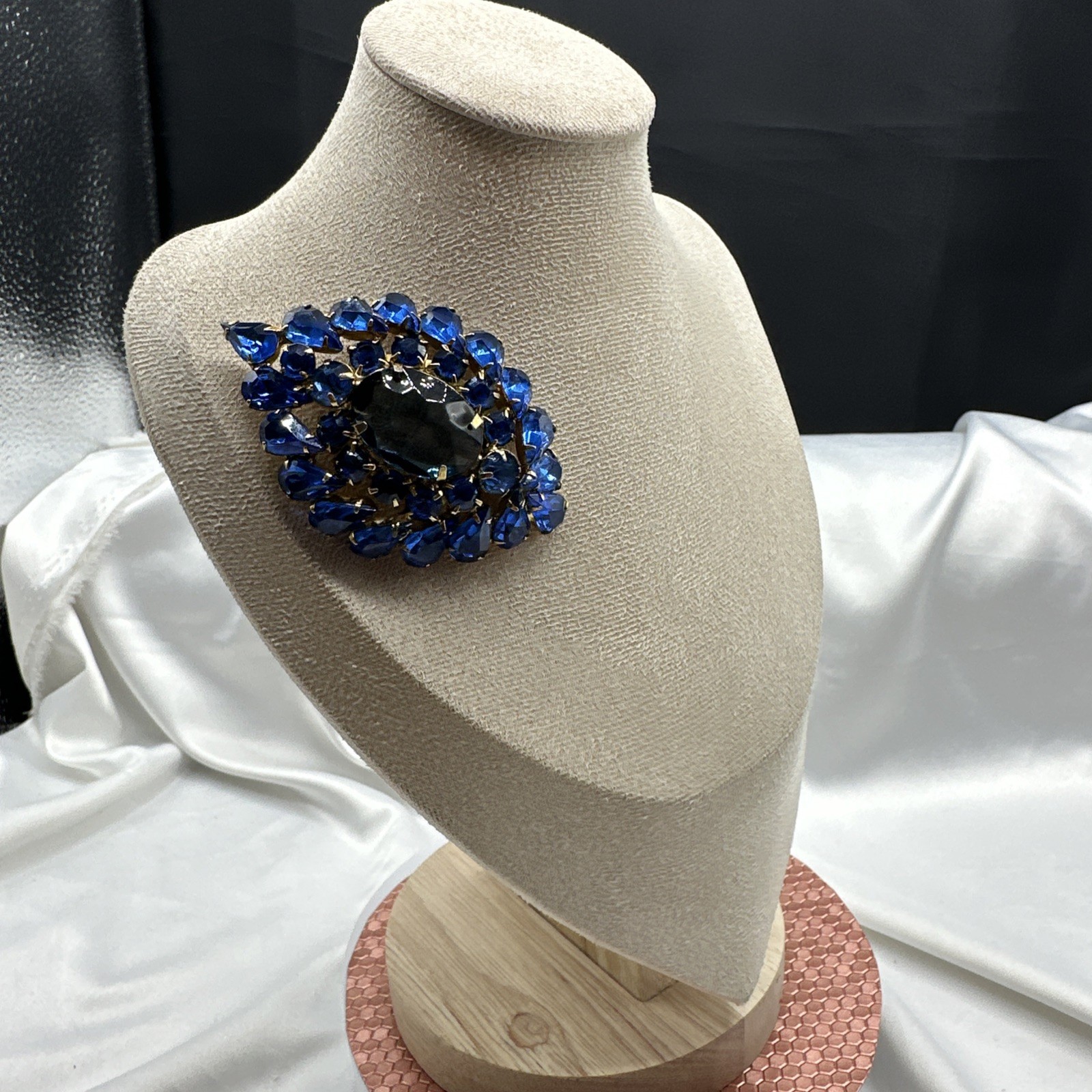 Vtg Unique Exclusive Oval Domed Blue Austrian Crystal Brooch. See pics.