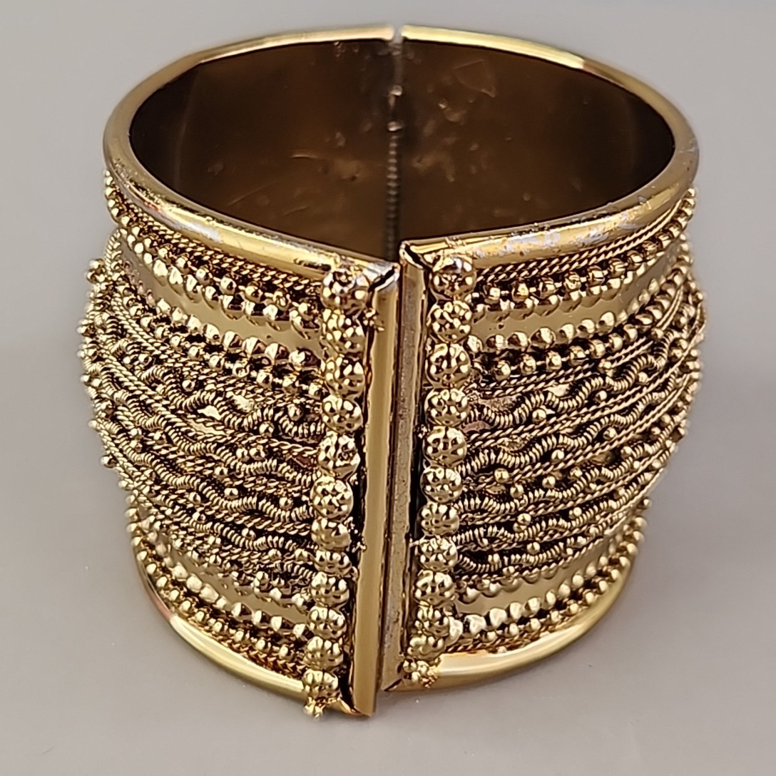 Vintage Wide Bangle Bracelet Hinged Gold Tone Wavy Texture Spring Loaded 6.75″