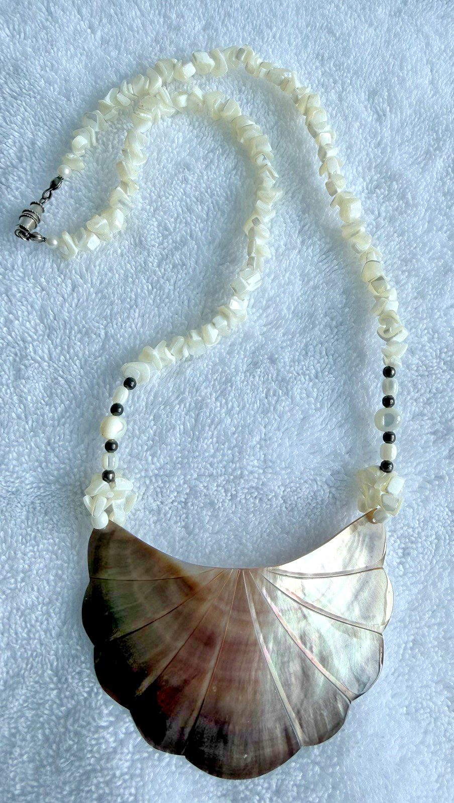 Vintage Mother of Pearl Clam Shell-Shaped Necklace with Single Chip Bead Strand