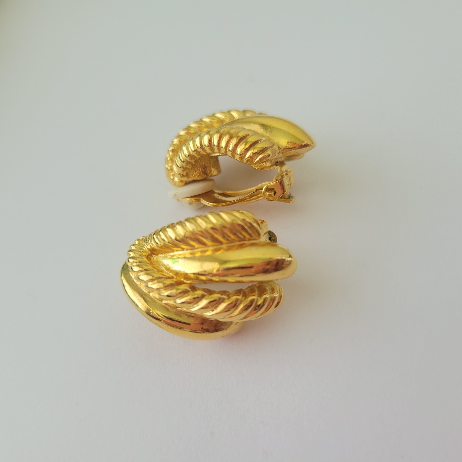 Vintage Premier Designs Gold Tone Clip-On Earrings Ribbed Textured 1.25″ US Made