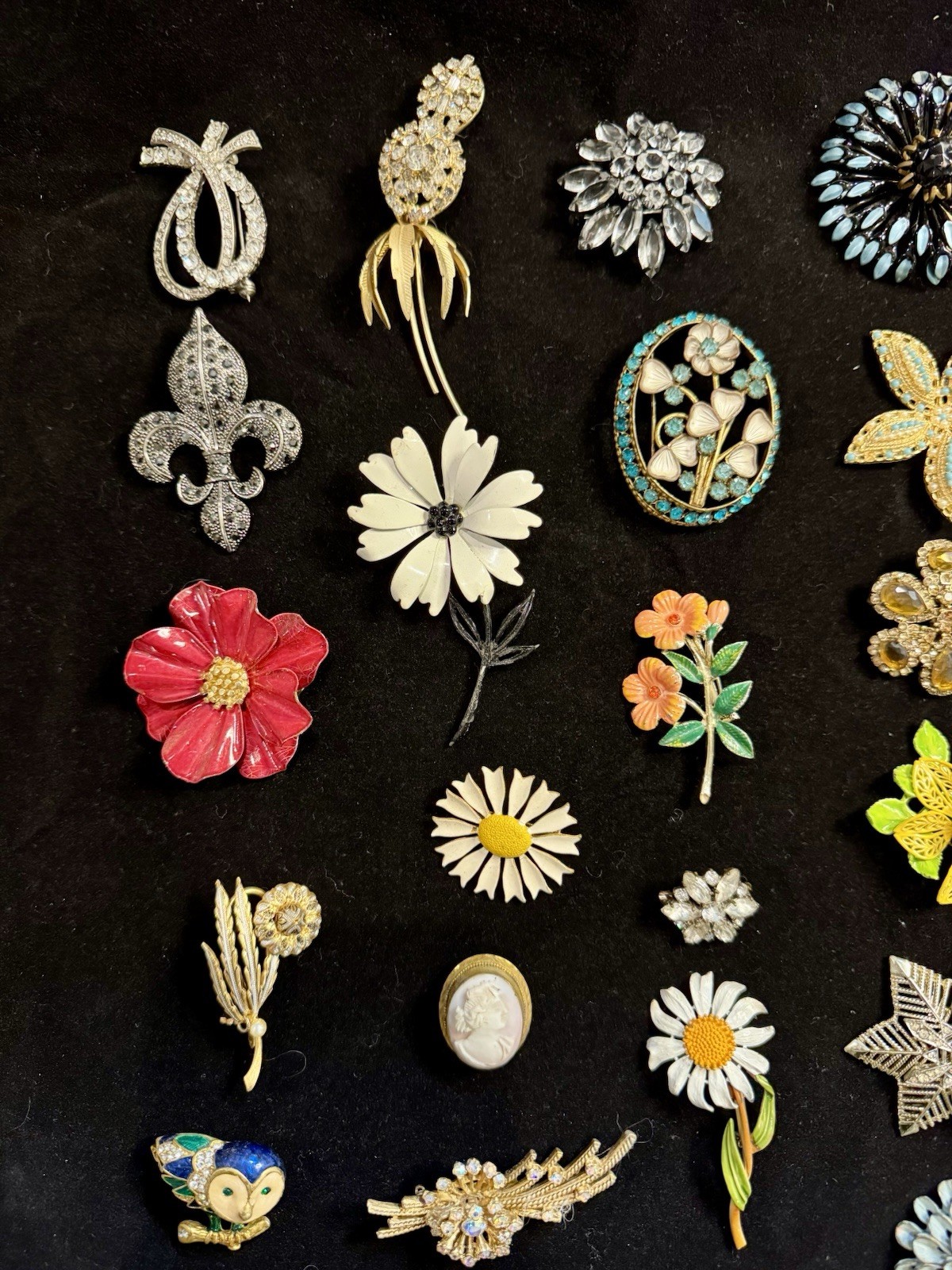 175 Pieces Estate Collection Vintage Brooches Coro, Kramer, Gerry’s, Ora Lisner