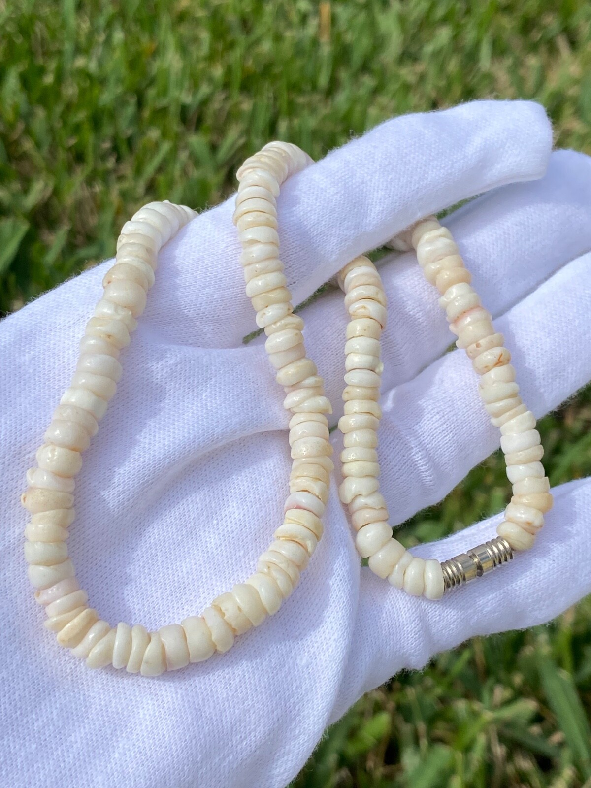 Vintage Hawaiian Surfer Puka Shell Bead Necklace Barrel Clasp 16.25 Inch 6.4mm
