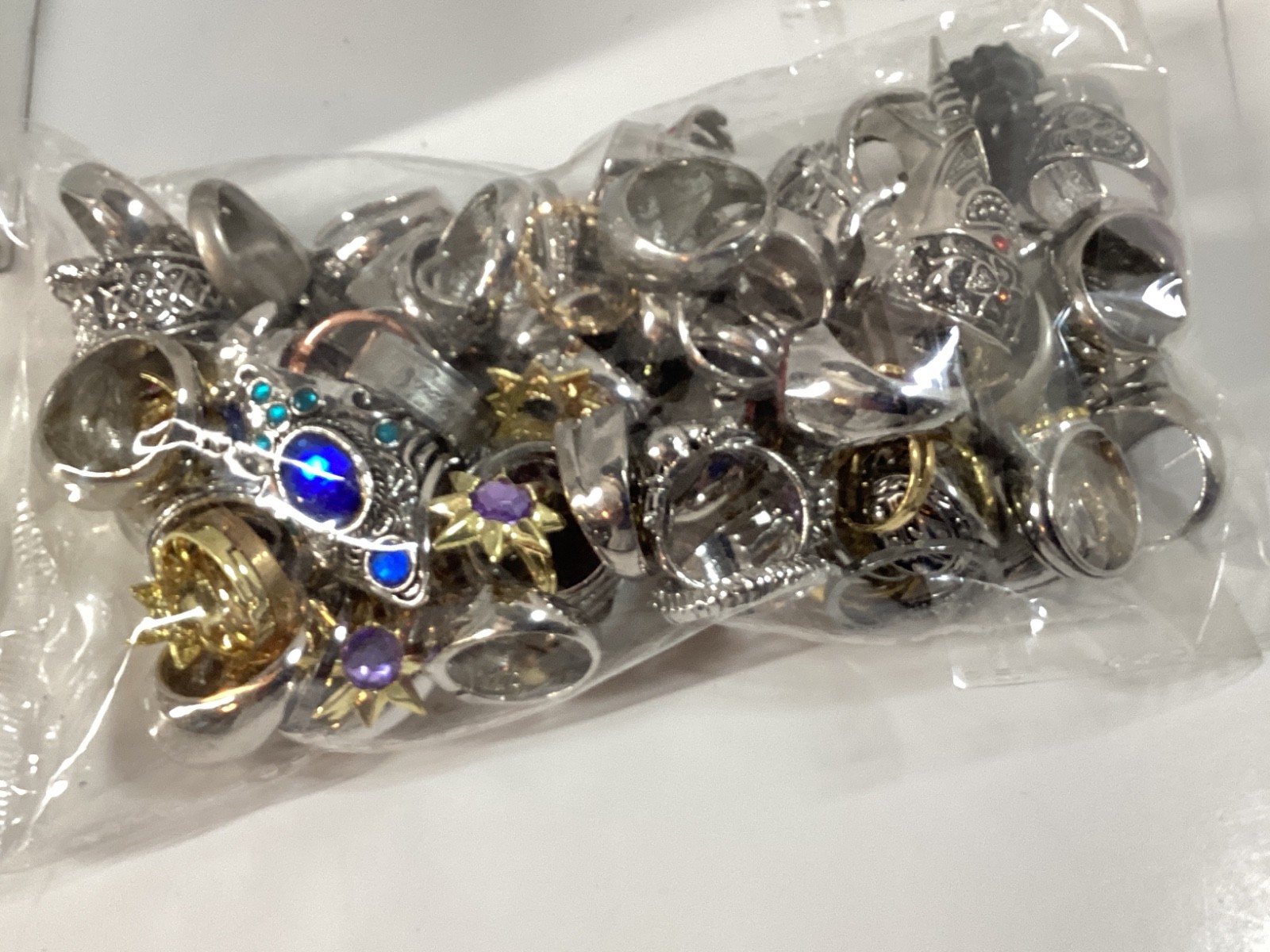 1lb Unsorted Modern Costume Rings Jewelry (M/F) Many Sizes Designs