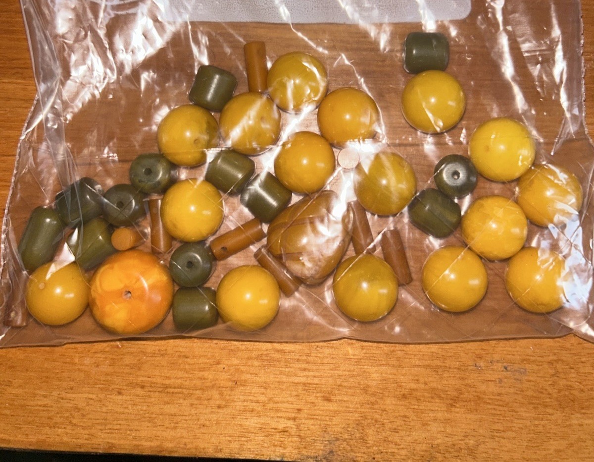 Vintage Bakelite Bead Lot Carved Pineapple Butterscotch Spinach Green 106 Grams