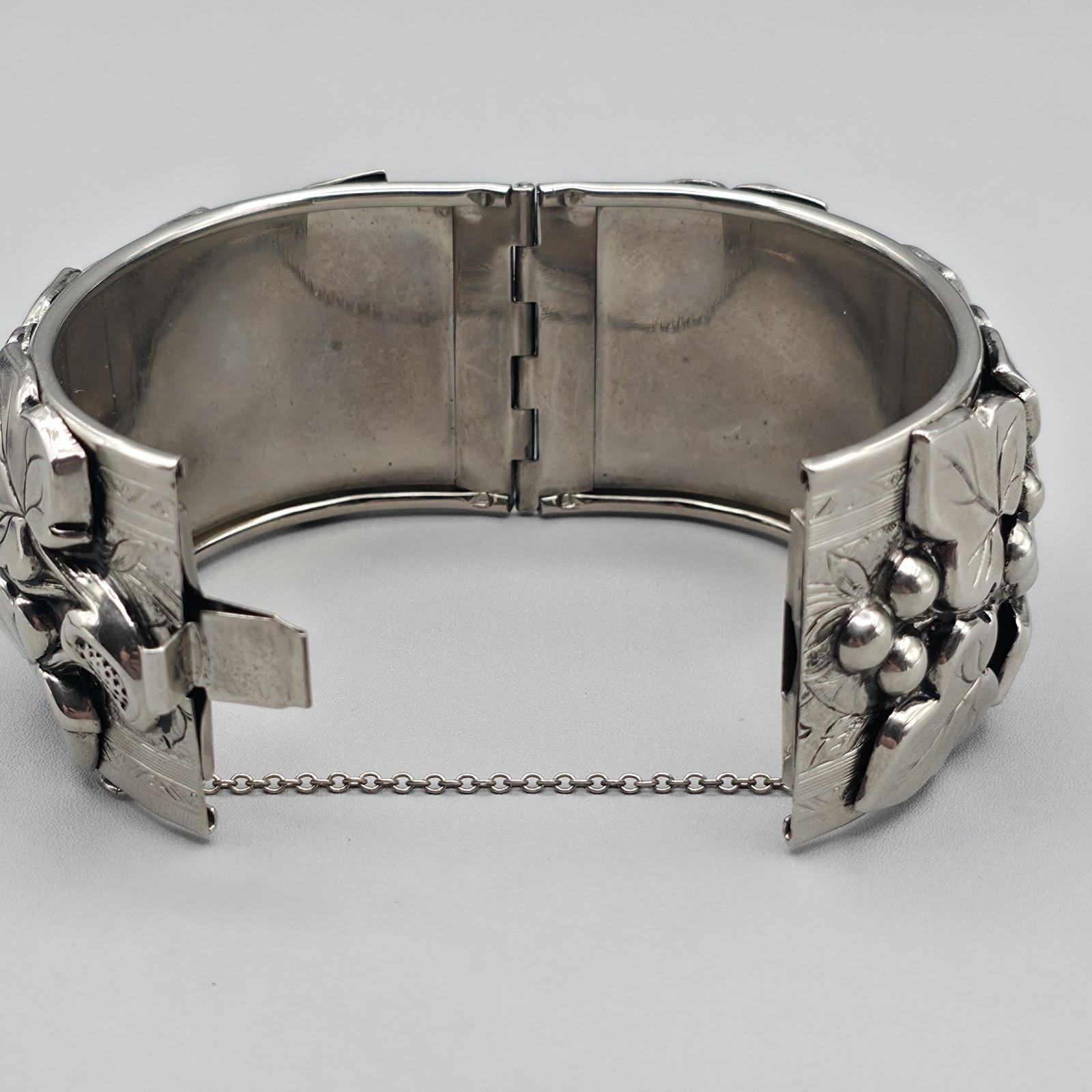 Vintage Wide Hinged Cuff Bracelet Silver Tone Grapevine Ivy Leaf Safety Chain…