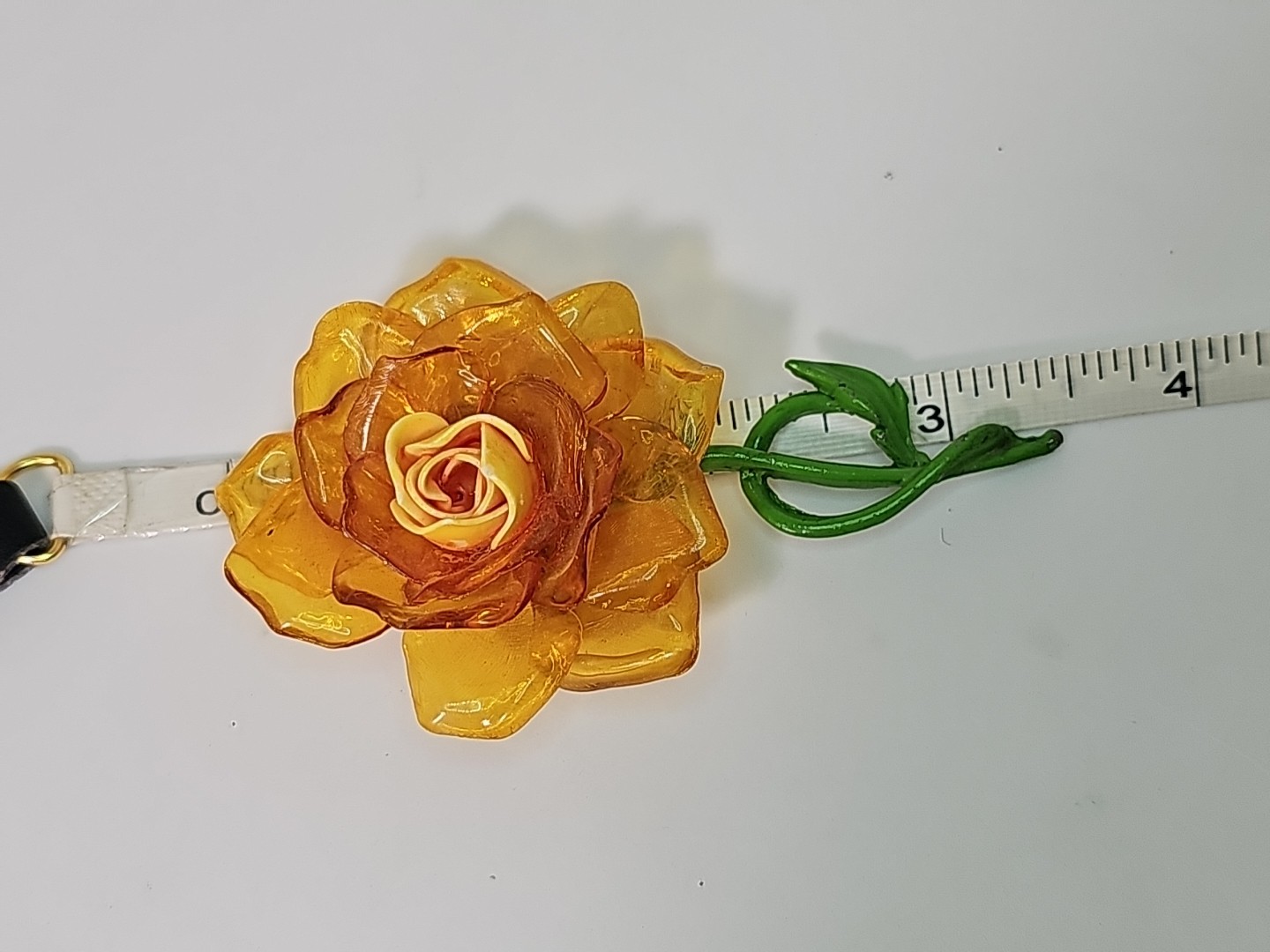 VTG CURLY AMBER CELLULOSE ACETATE ROSE FLOWER HI-RELIEF ENAMEL BROOCH PIN 3.5″