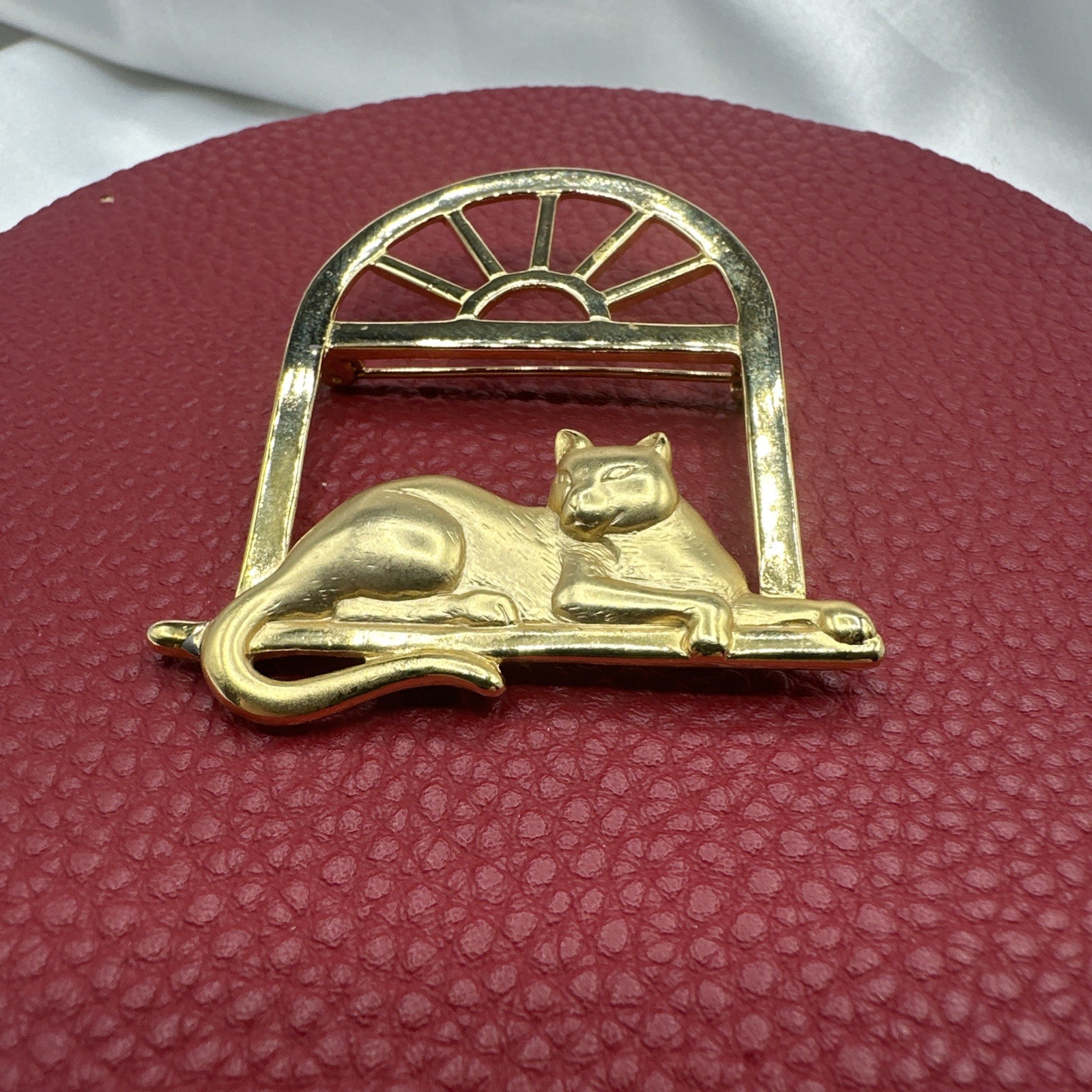 Vintage JJ CAT ON THE WINDOW gold toned brooch. See pics. Signed.