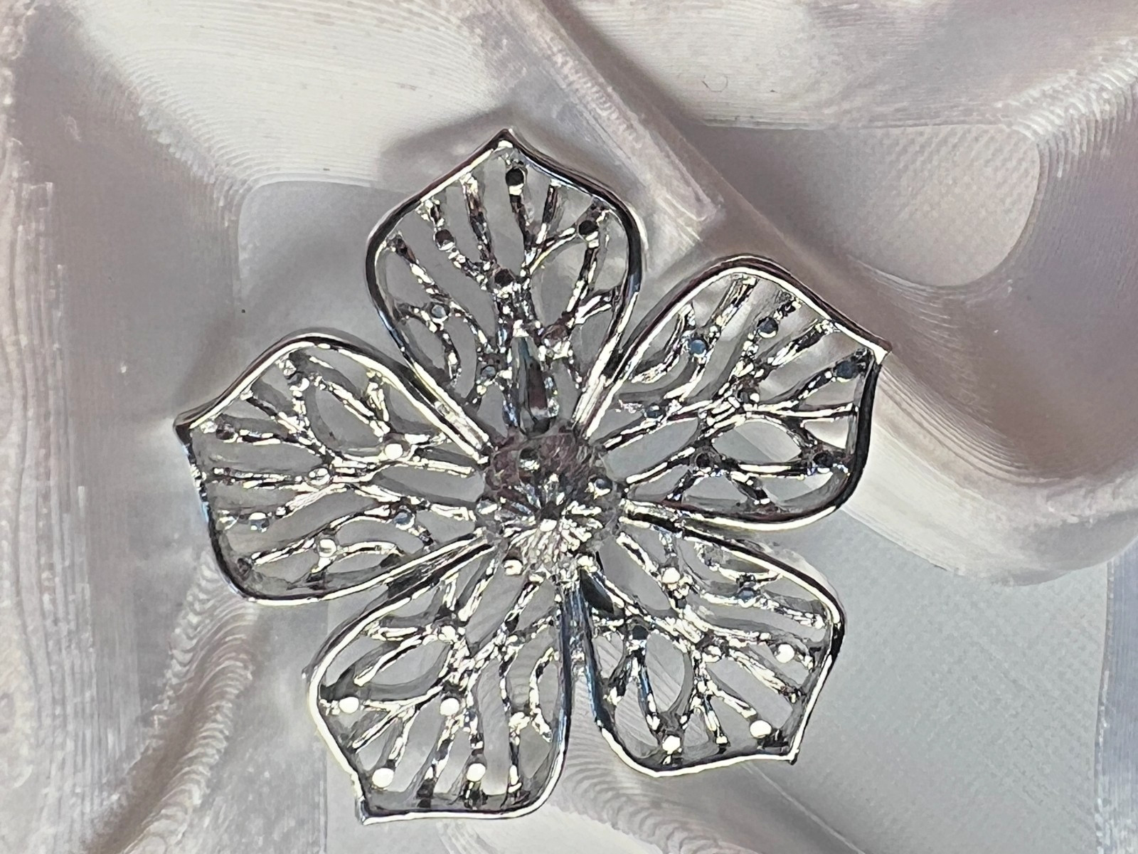 Vintage Gerry’s Signed Silver Tone Dogwood Flower Brooch 1 5/8″