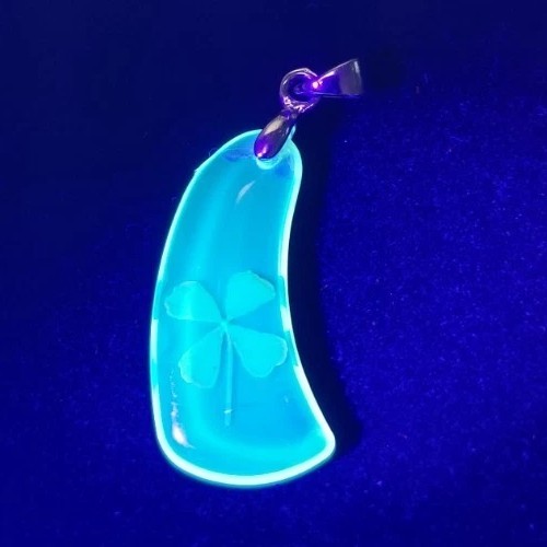 Lucite 4 Leaf Lucky Clover Charm Pendant Lightweight 18K Gold Plate Bale Vintage