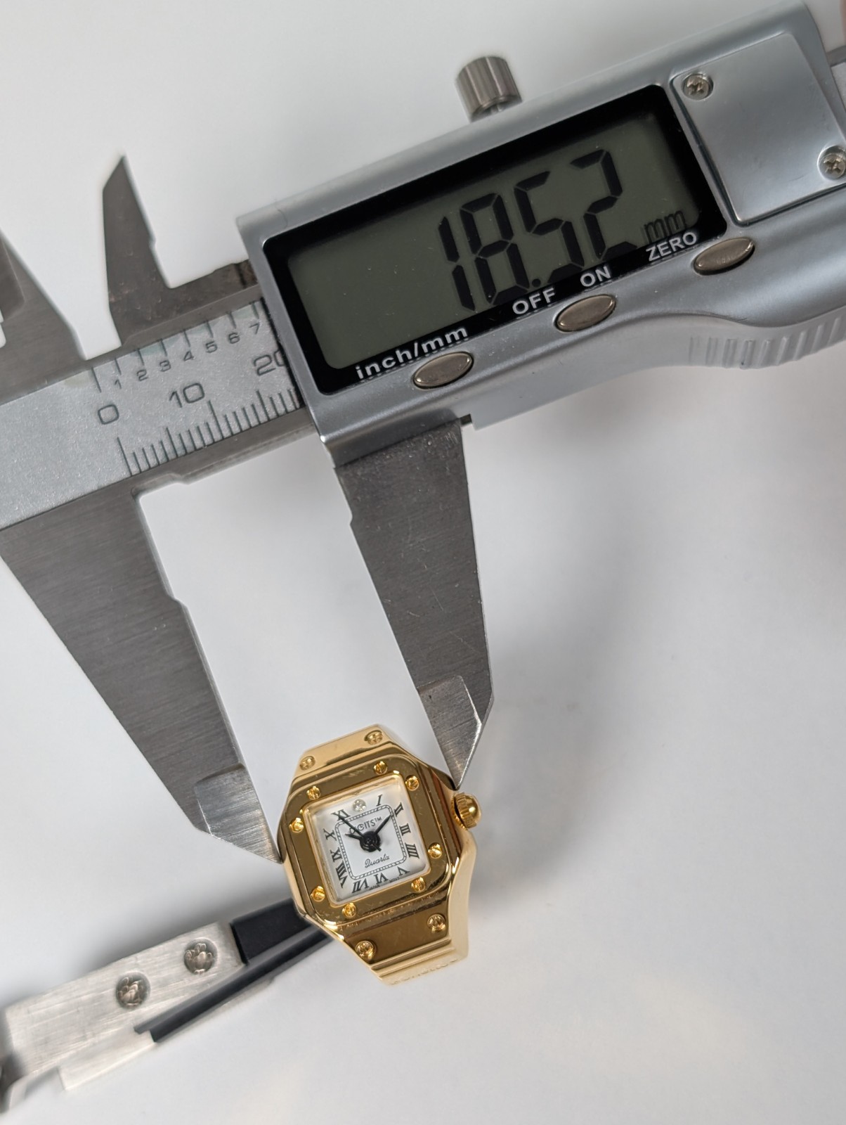 Vtg Digits Bonetto Ring Watch Gold Tone Expansion Band Japan Quartz RUNNING