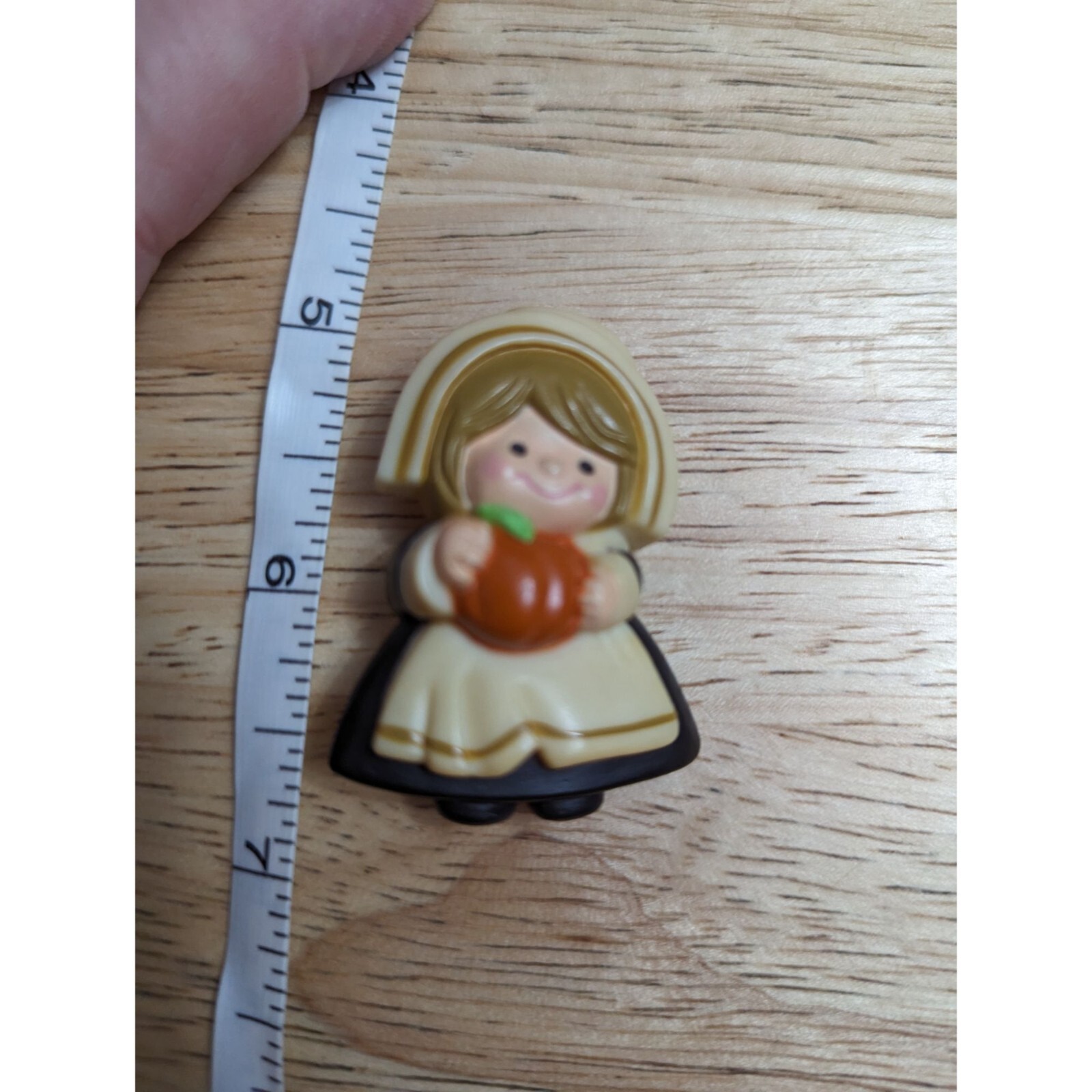 1983 Hallmark Cards Girl Pilgrim pin / brooch holding pumpkin cute cartoon