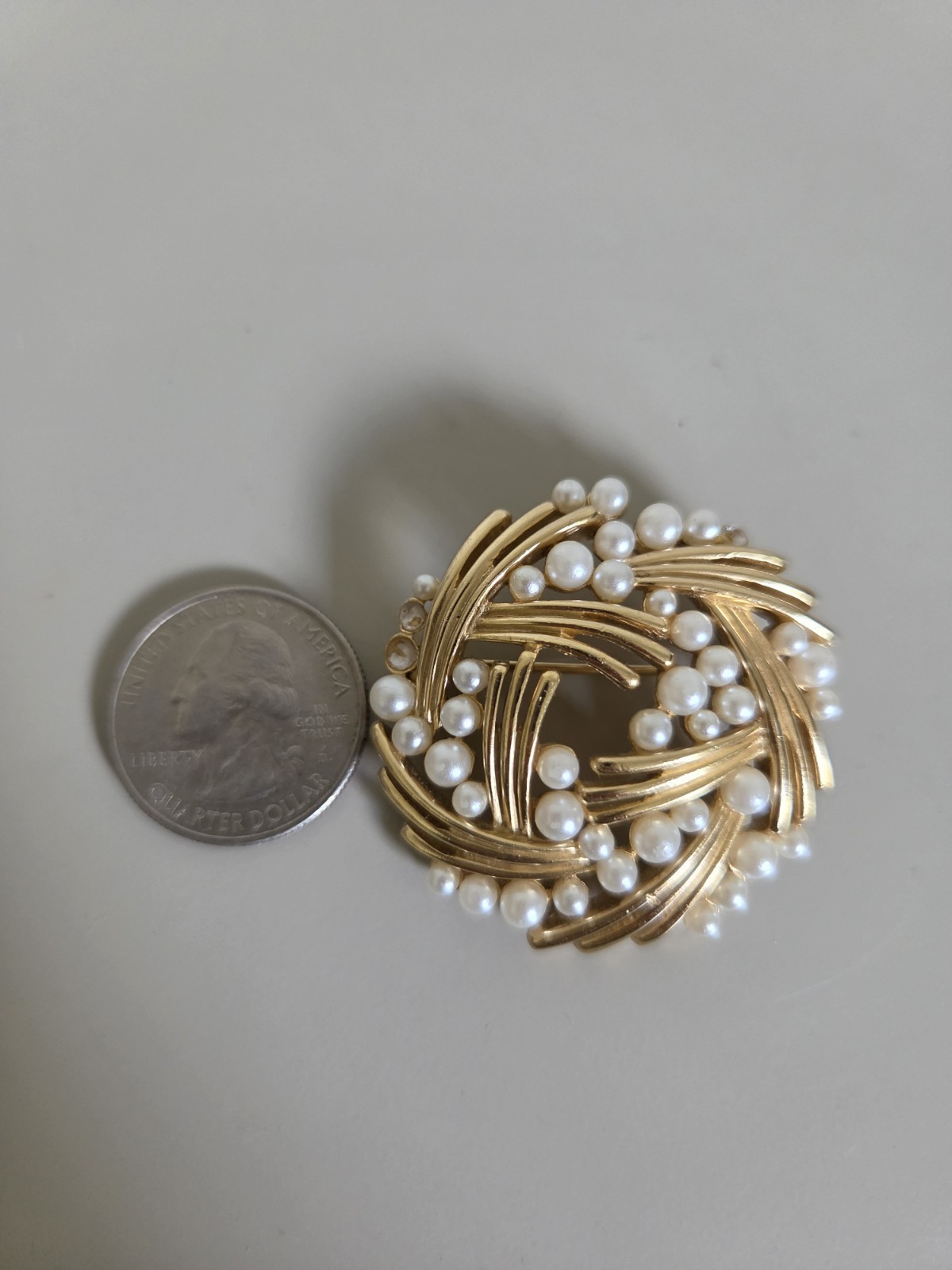 Vintage Crown Trifari Gold Tone Faux Pearl Woven Basket Weave Wreath Brooch READ