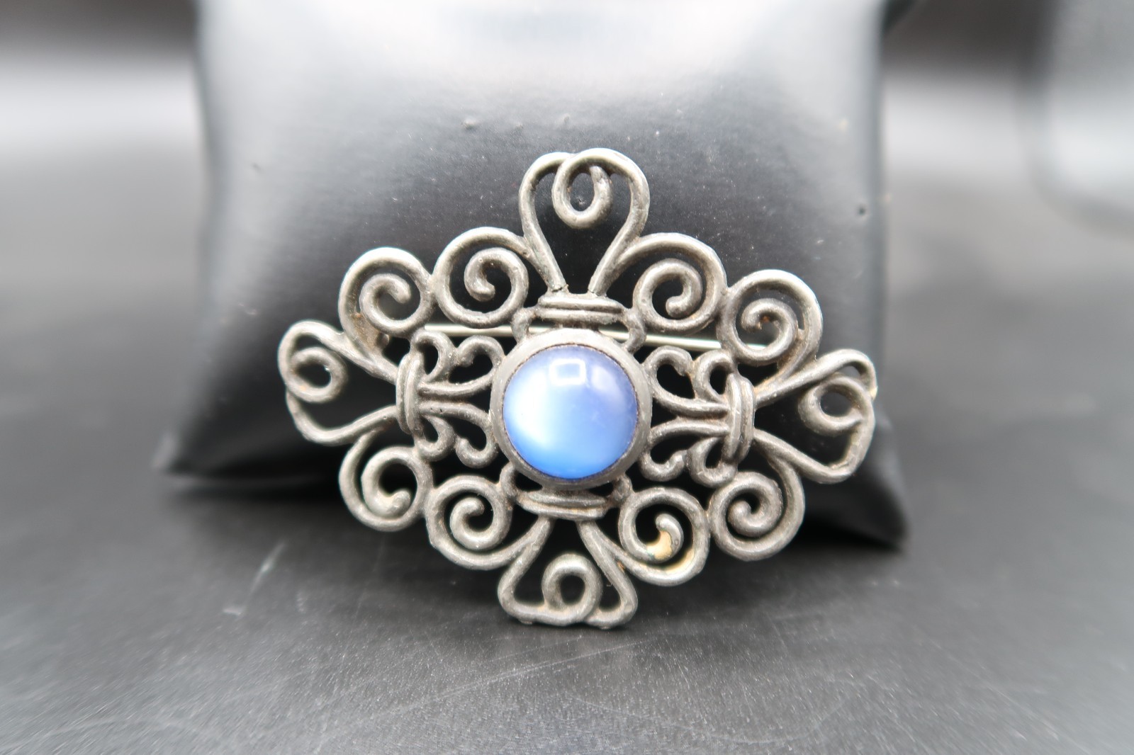 Vtg Silver Tone Scroll Work W/ Blue Irredescent Center Cabochon Bead Brooch 2.5″