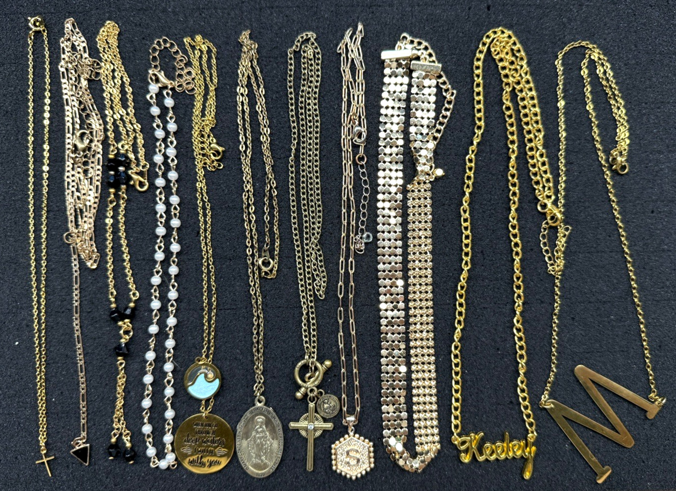 100 pcs Vintage Now Gold Tone Pendants Chains Necklaces Lot Signed & Unsigned