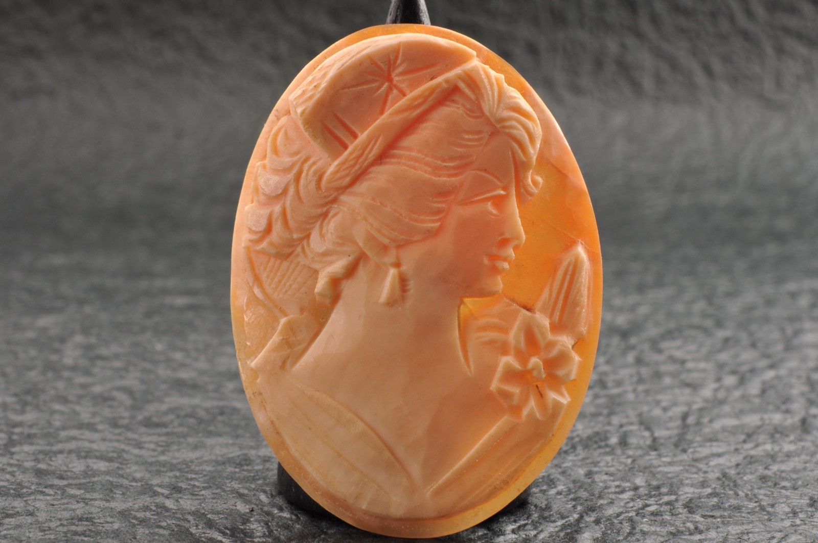 8 items , vintage shell cameo White and brown color (Total 157.5ct) with case.