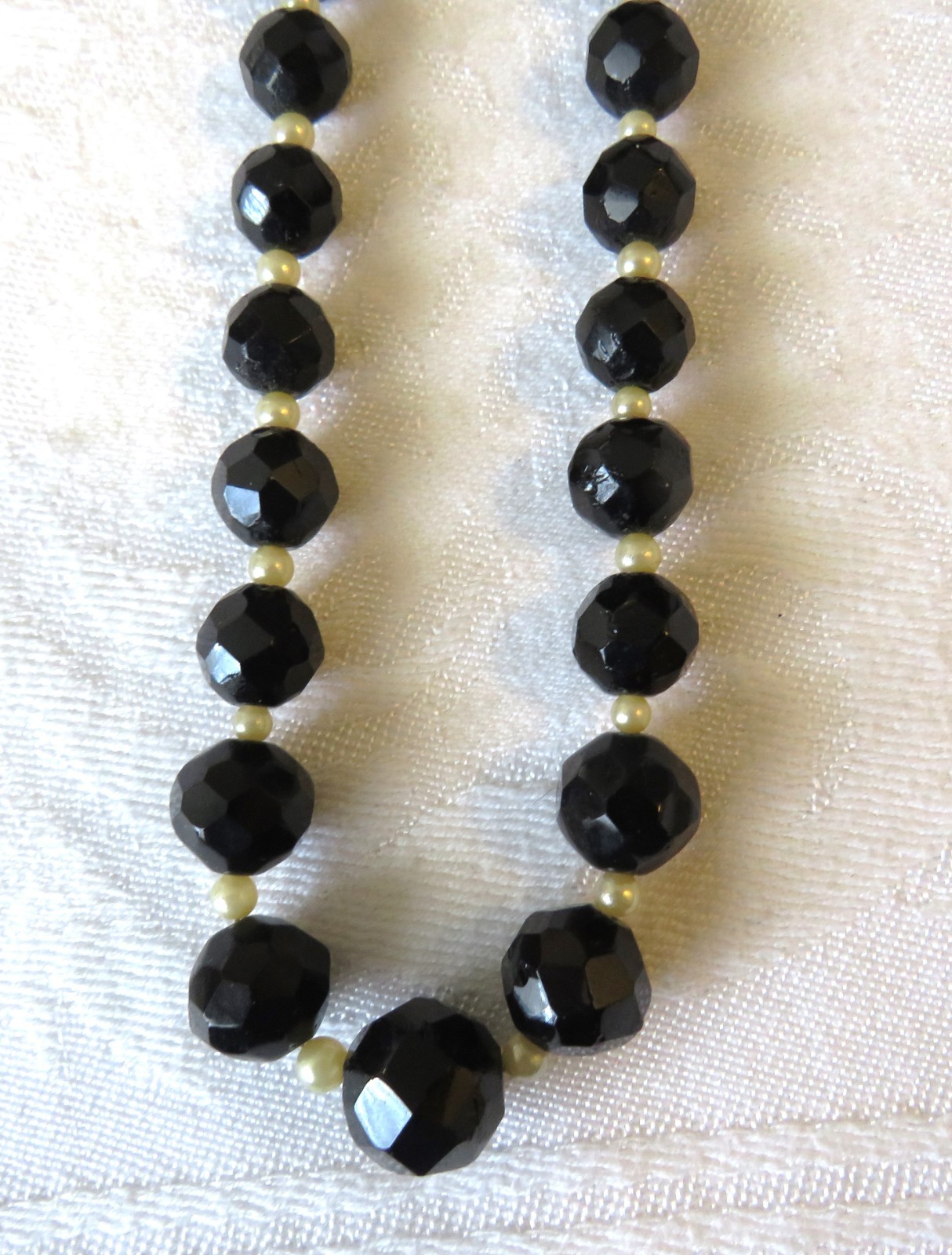 Vintage Necklace Graduated Beads Black Faceted & Tiny Faux Pearls 23″ Box Clasp