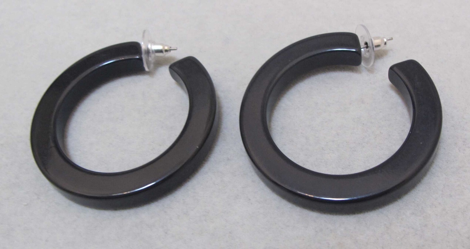 Vtg Very Dark Grey Near Black Plastic Hoop Earrings 1-3/4” Silver Tone Posts