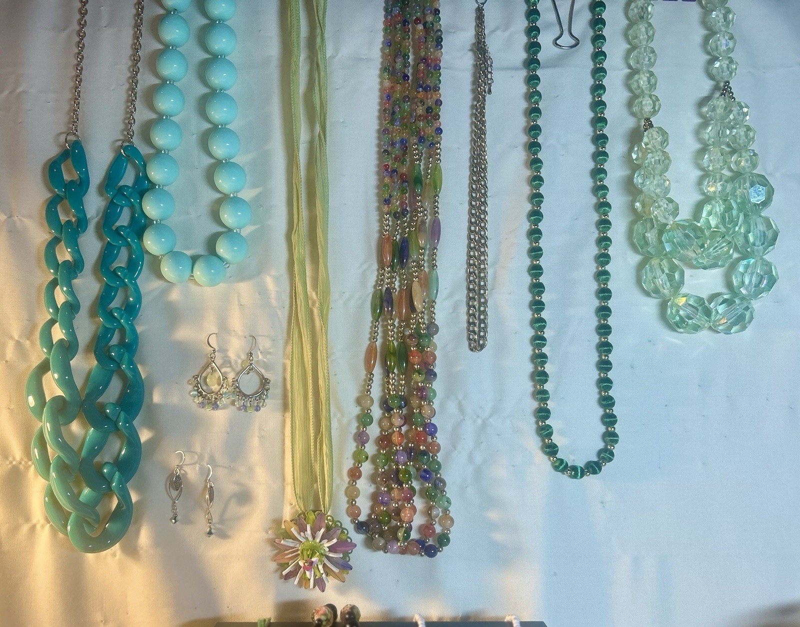 ☘️GREEN☘️Themed Lot-VTG to Mod Estate Jewelry Box 80+ Pieces/2.5+lbs