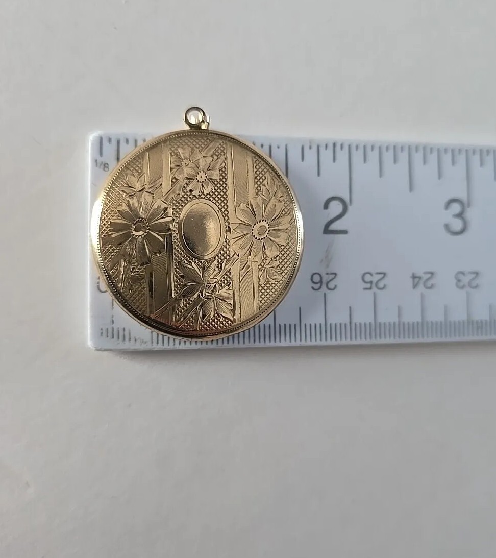 ELGIN AMERCIAN ANTIQUE LOCKET GOLD SHELL ETCHED FLOWERS 1.75″