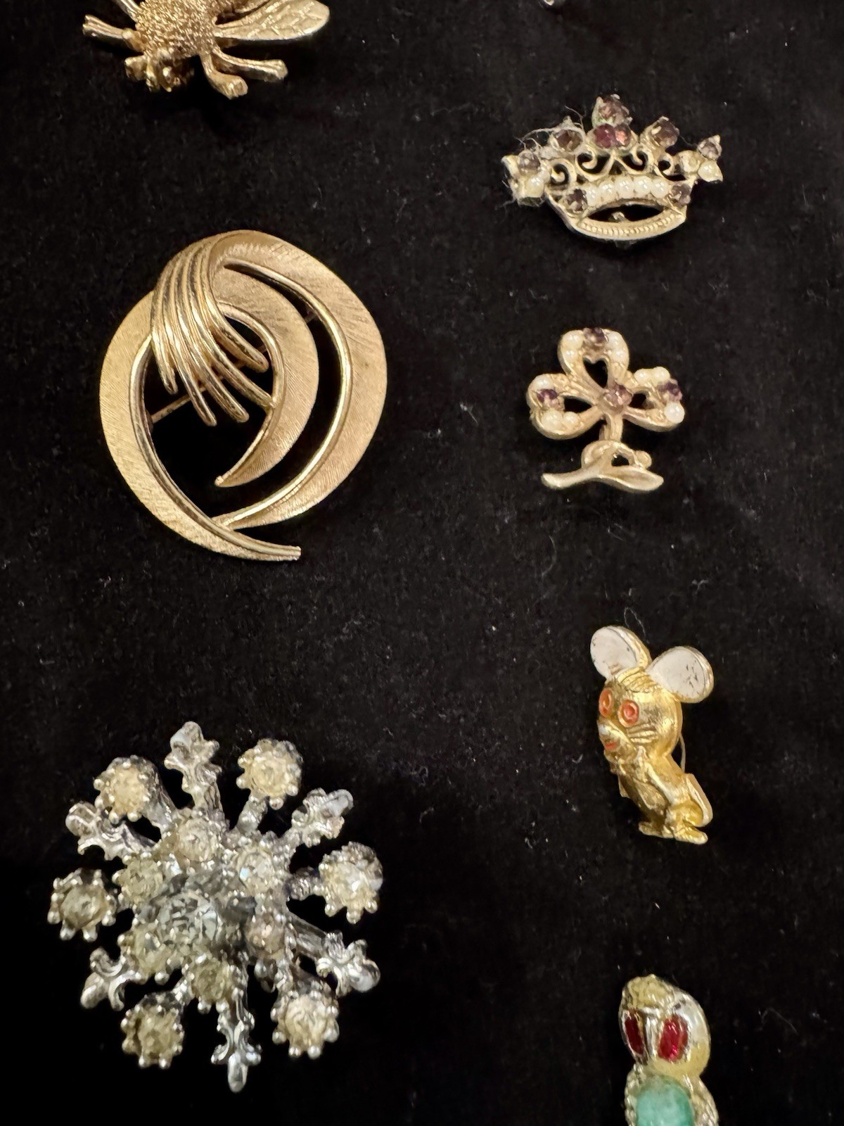 175 Pieces Estate Collection Vintage Brooches Coro, Kramer, Gerry’s, Ora Lisner