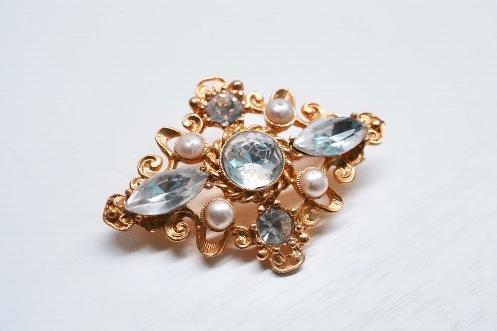 Vintage brooch rhinestone clear & pearls gold-toned Baroque style.