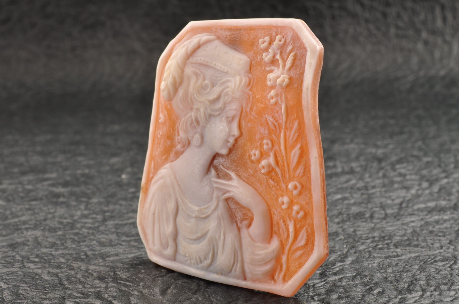 Vintage shell cameo carved “Woman with a feathered hat” (58.5ct) sign by artist.