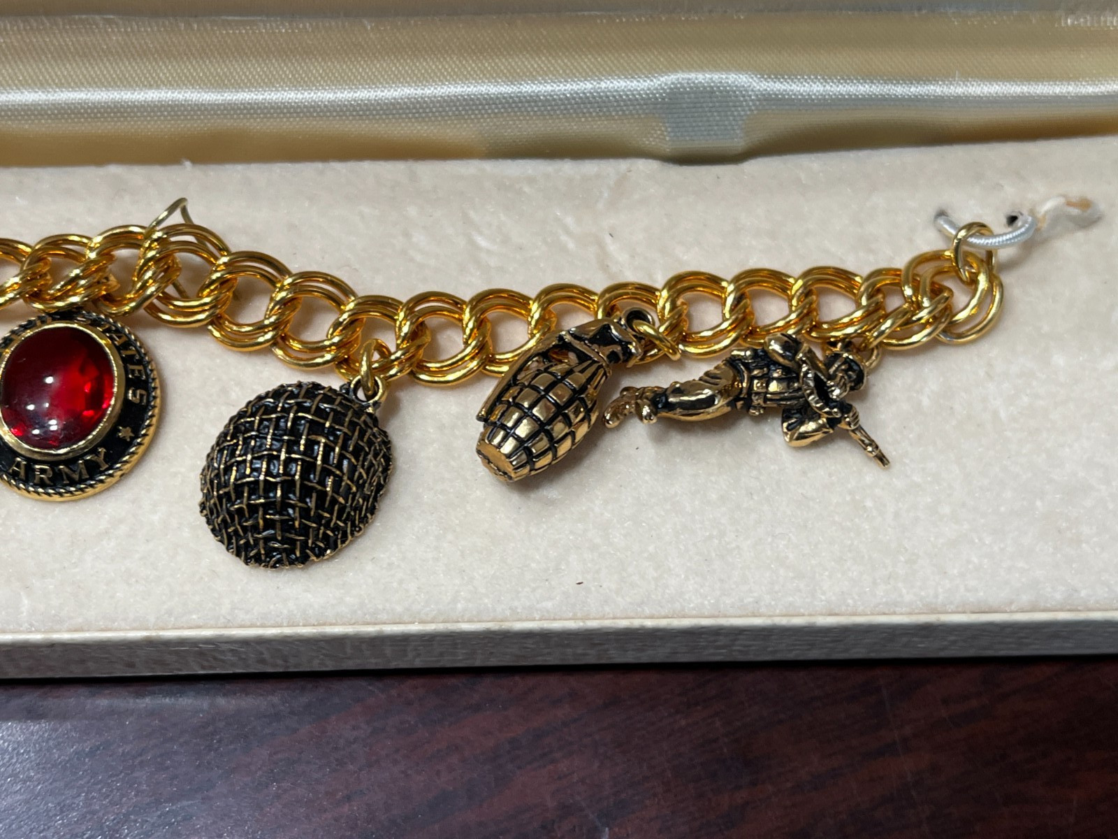 Vtg. Crest Craft United States Army Goldtone Charm Bracelet with Charms 6.75″