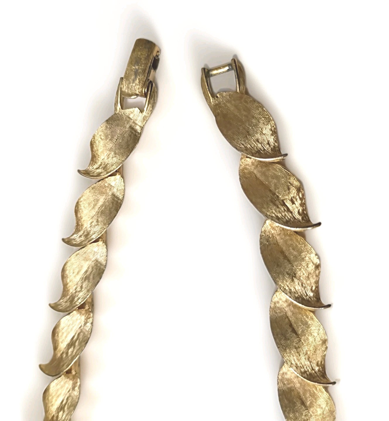 Vintage Ladies Designer Marvella Brushed Gold Tone Leaf & Tassel Necklace 16″
