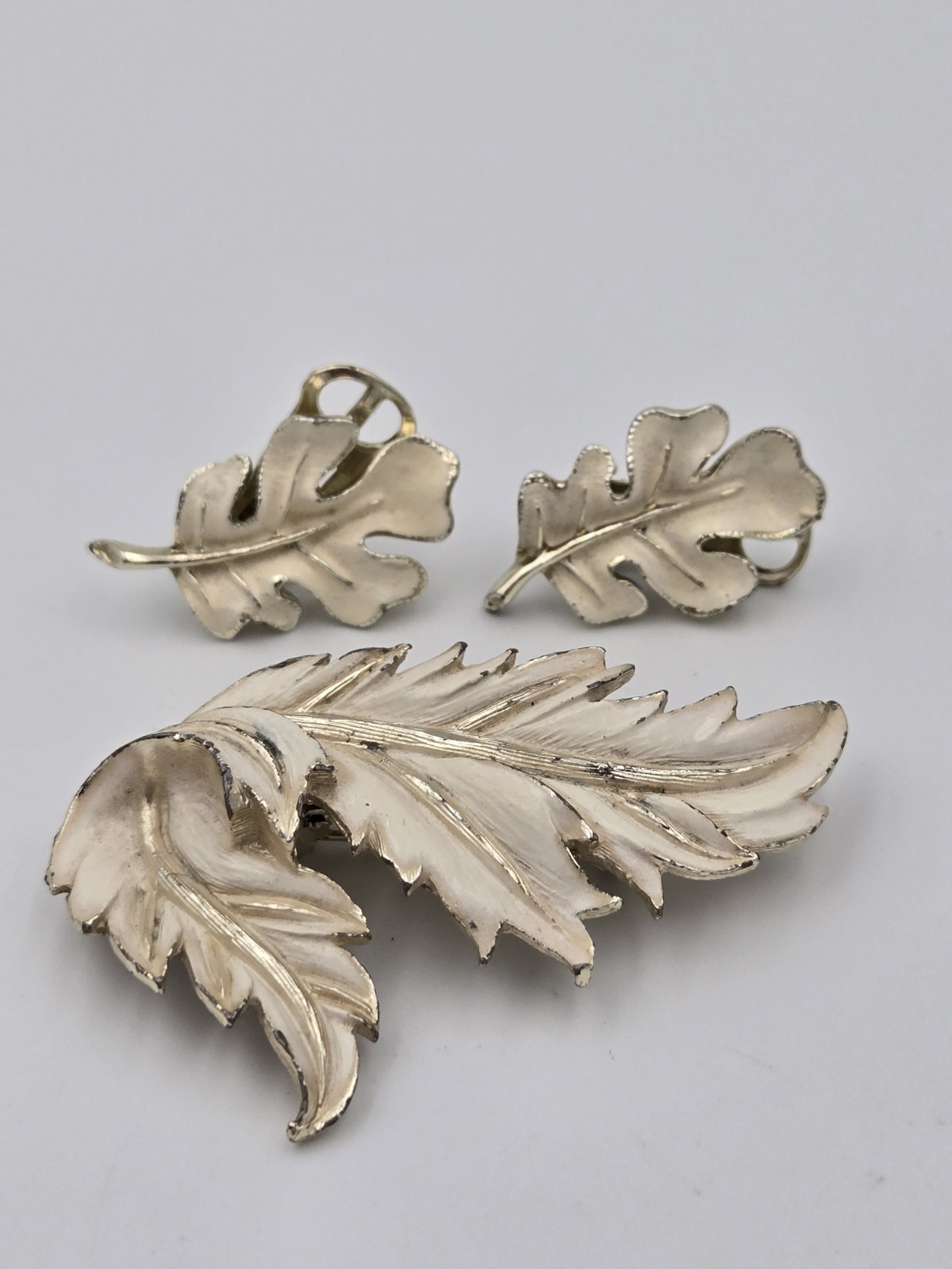 Vintage Brooch Earrings Clip-on Set White Enamel Silver Tone Leaf