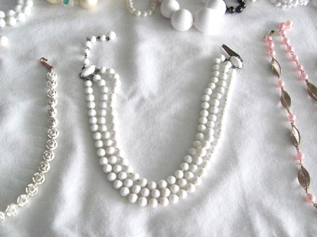 LOT OF 17 PIECES OF VINTAGE COSTUME JEWELRY NECKLACES & BRACELETS ALL WEARABLE