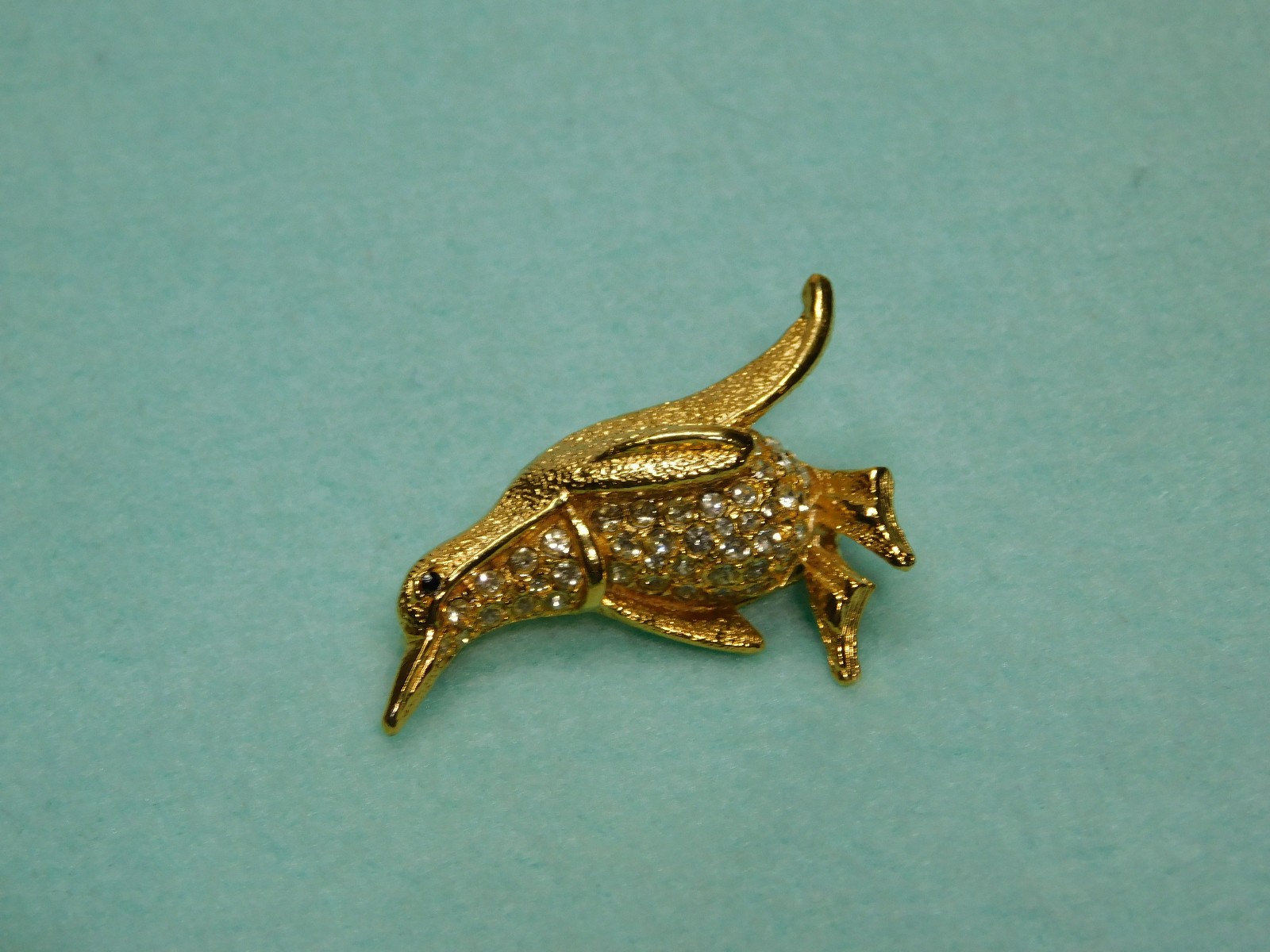 Very Nice Gold Tone 1.75″ W/Faux Diamonds Penguin Brooch in Very Good Condition