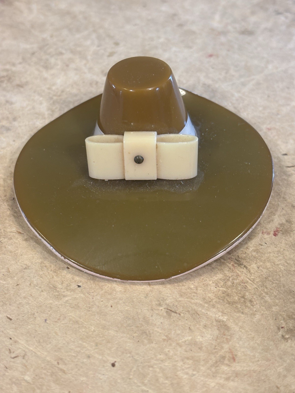 Rare Vintage Bakelite Pilgrim Hat Brooch Olive Green Brim Cream Bow 2 7/8”