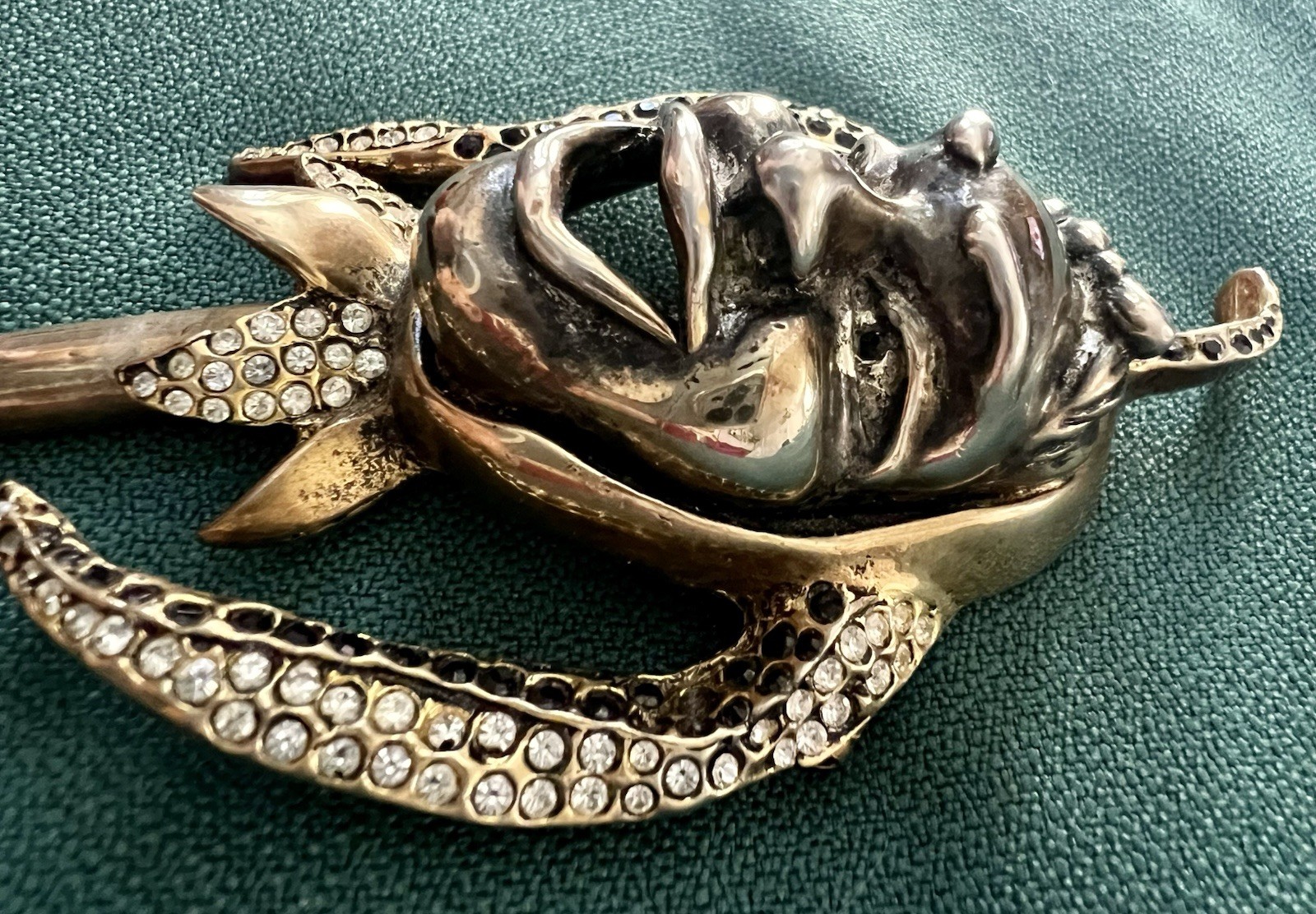 FABULOUS UNSIGNED RETICULATED JESTER BROOCH BLACK/CLEAR RHINESTONES EXCELLENT