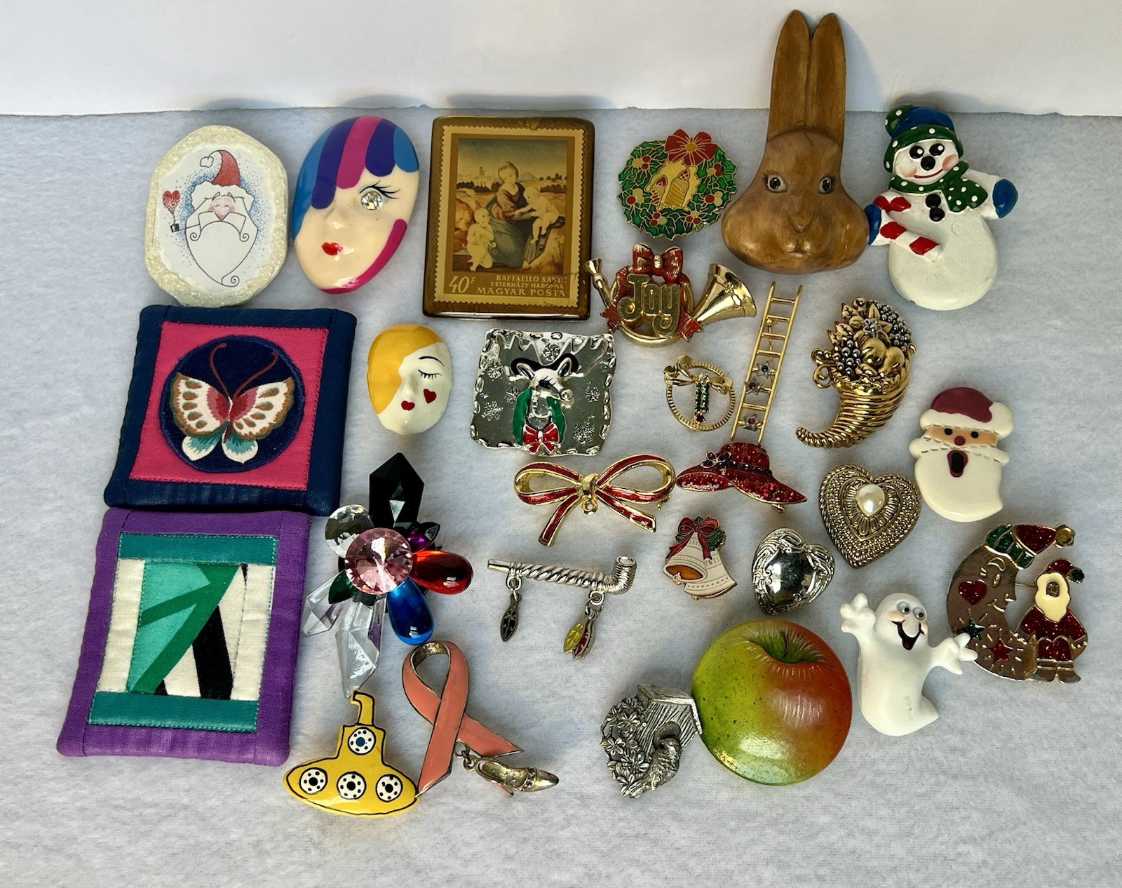 Lot Of 28 Vintage Brooches 9oz Holiday, Figural, Metal, Stone, Plastic Pre Owned