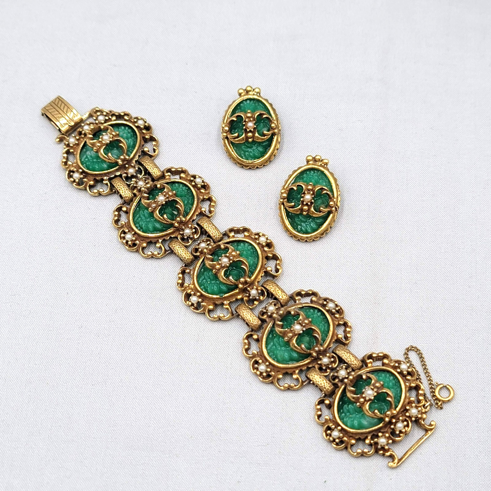 Judy Lee 1968 Spanish Moss Molded Jade Glass Cabochon Bracelet Earrings Set