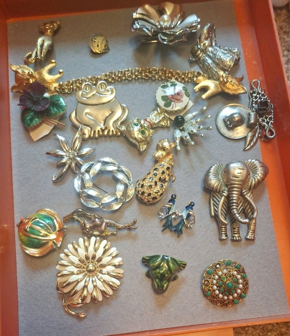 COSTUME JEWELERY LOT 200 + PIECES SOME SIGNED IN GOOD TO VERY GOOD CONDITION
