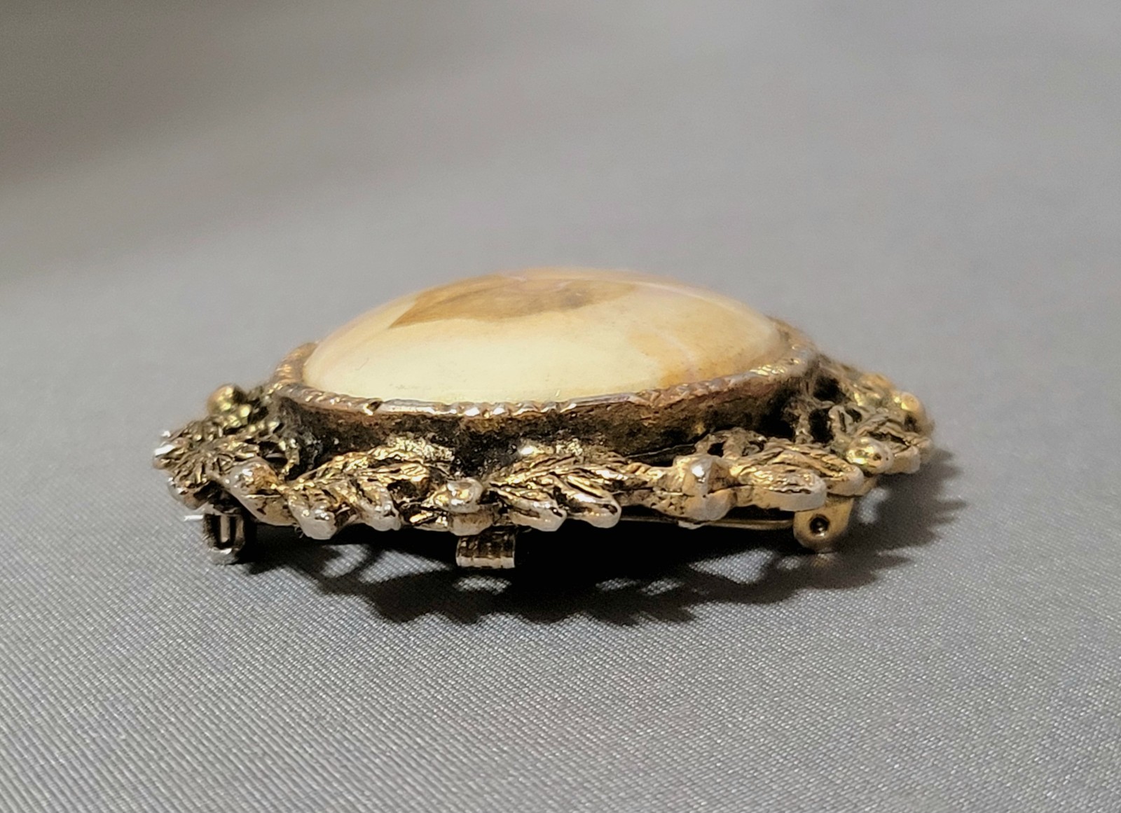 Vtg. Oval Agate Cabochon Brooch Pins Bezel Leaf Frame Silver & Gold Tone Set 2