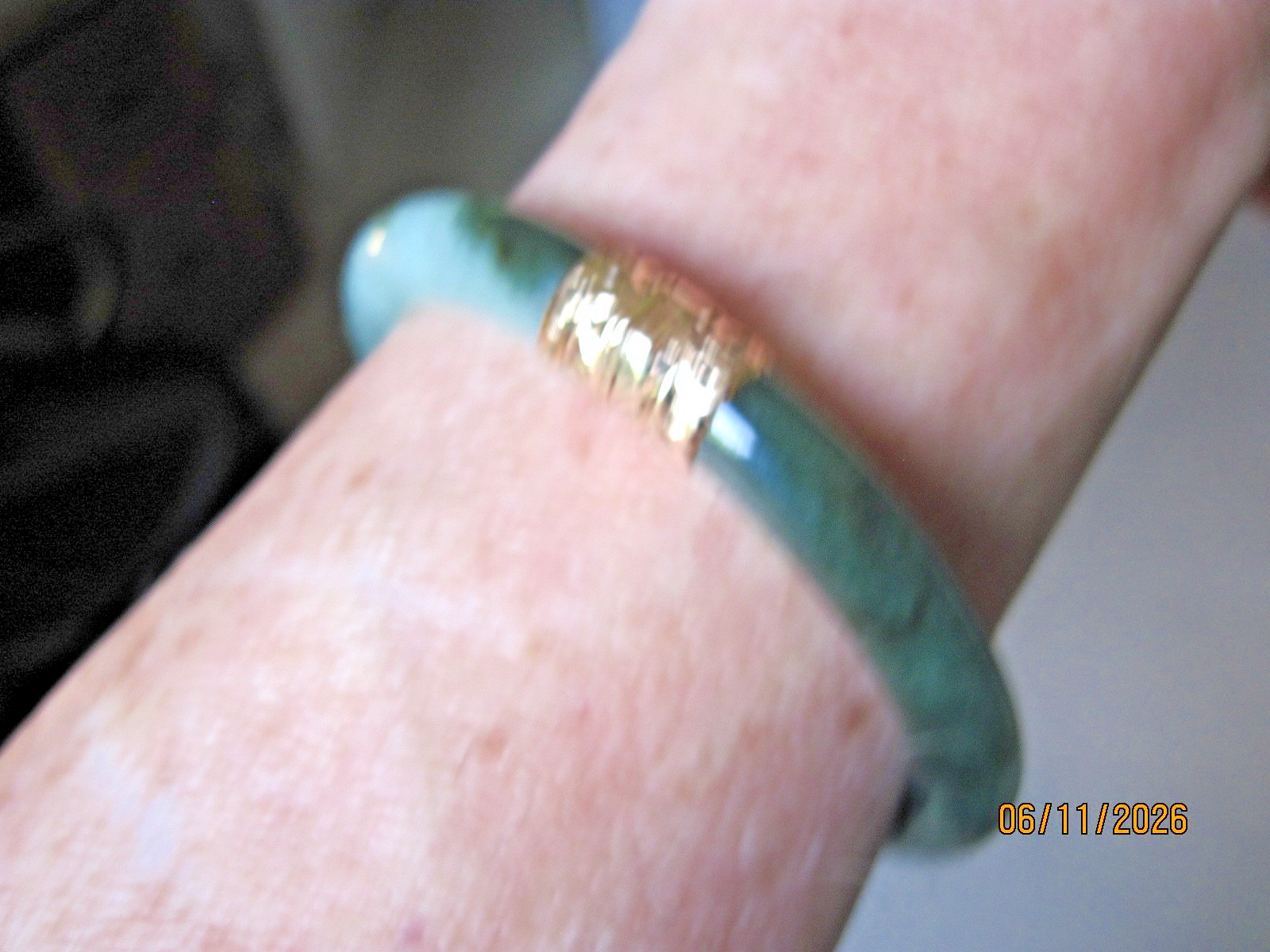 SUPERB MING’S HAWAII HINGED, 14K YELOW GOLD & JADEITE SIGNED BANGLE BRACELET