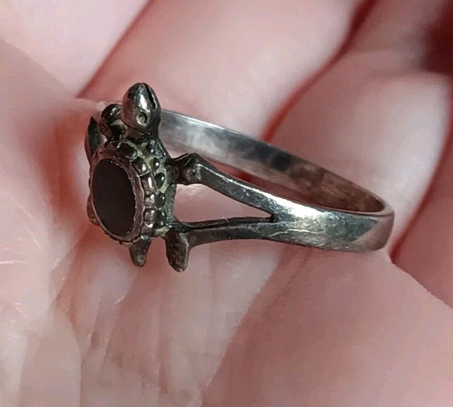Vintage *Bent Band* Sterling Silver Onyx? Turtle Tarnished Ring Size 7.25