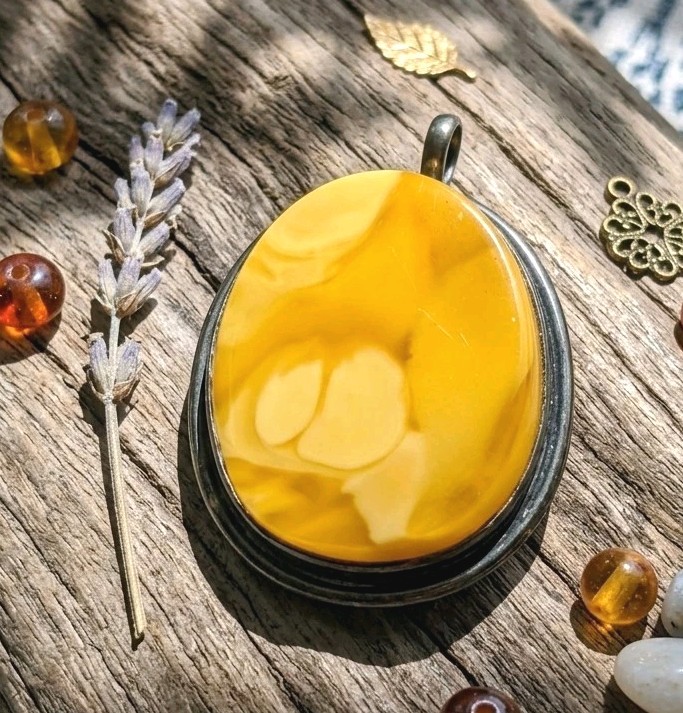 Vintage Butterscotch Baltic Amber Egg Yolk Pendant Brooch