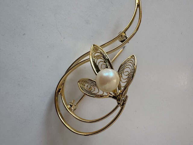 Vintage Brooch Pin Cultura Pearl Gold Tone Filigree Jewelry With Box 2.5”